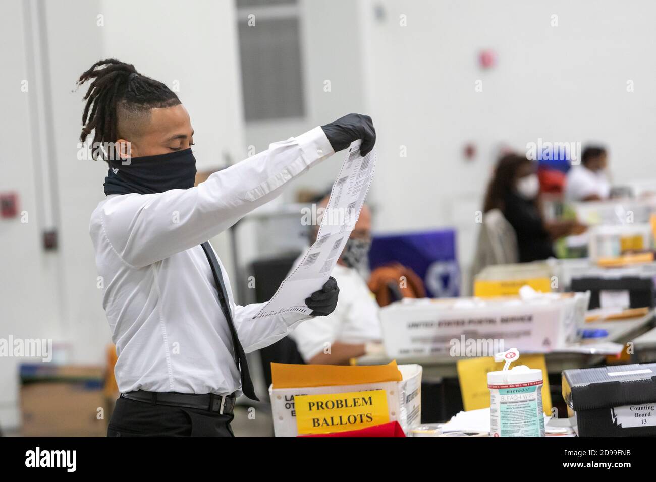 Detroit, Michigan, USA. 3rd Nov, 2020. Workers for the Detroit Department of Elections count absentee ballots and early voting ballots in the 2020 presidential election. Credit: Jim West/Alamy Live News Stock Photo