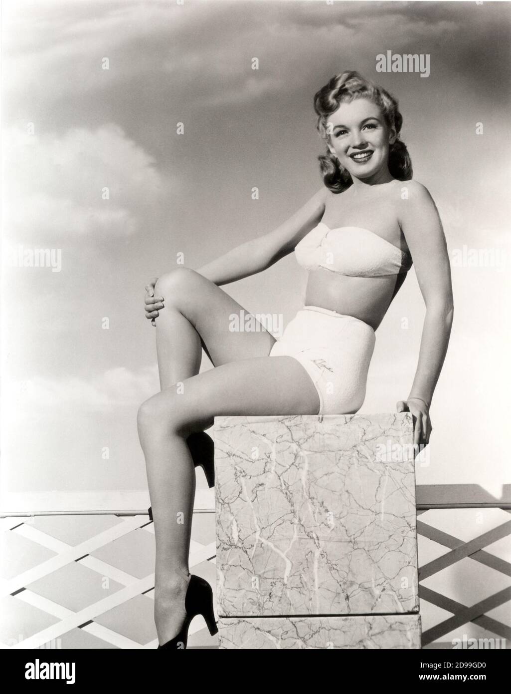 1948  , USA :  MARILYN  MONROE ( 1926 - 1962 ) , pubblicity still by 20Th Century Fox - PIN UP - LEGGY POSE - COSTUME DA BAGNO - DUE PEZZI - BIKINI - SWIM SUIT - BATHING COSTUME - swimsuit - smile - sorriso - gambe - legs -----  Archivio GBB Stock Photo