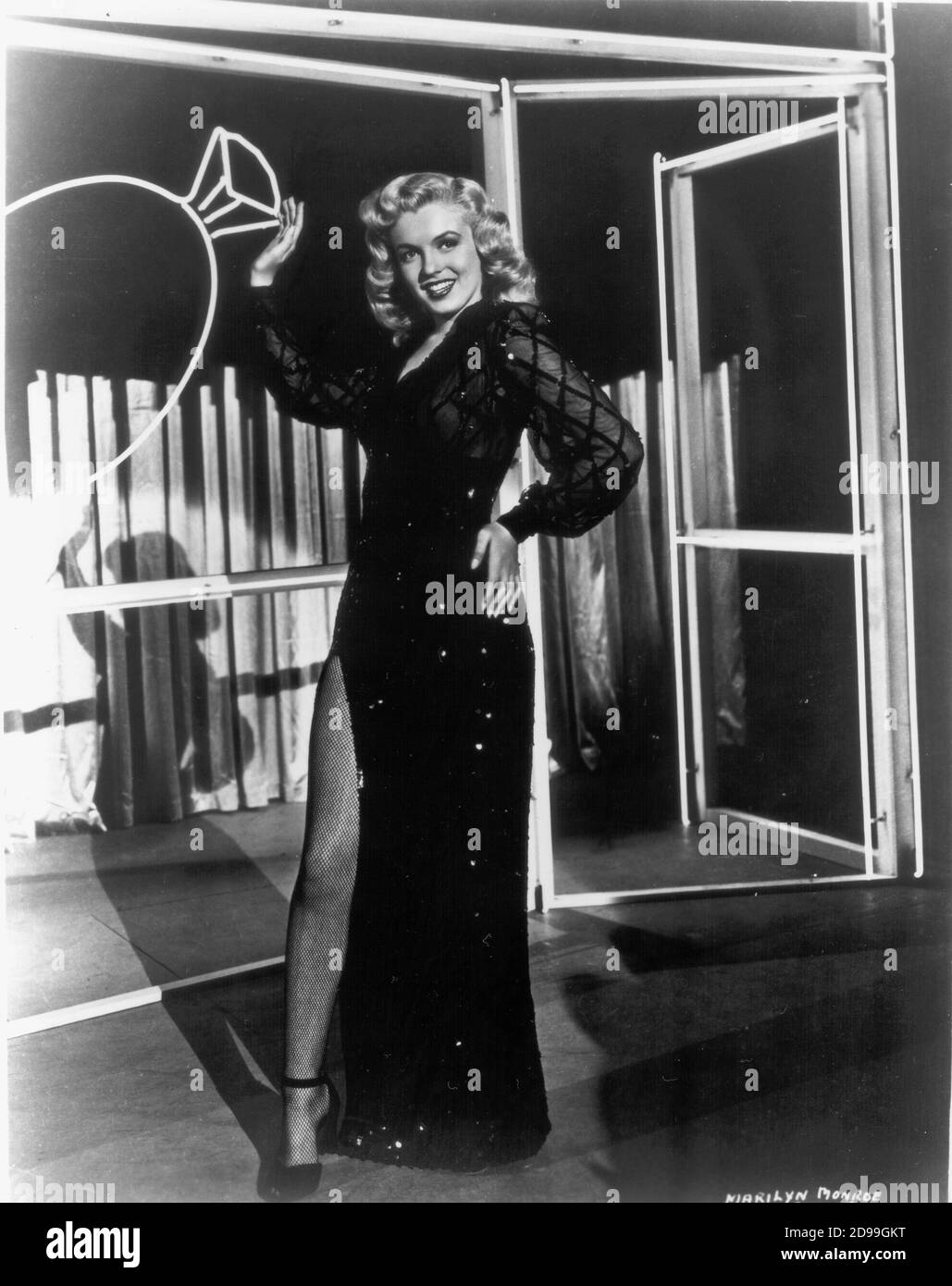1948 , USA  :  The celebrated actress MARILYN  MONROE  ( 1926 - 1962 ), sing  the song ' Anyone Can Tell I Love You  ' in his first role at movie in LADIES OF THE CHORUS ( Orchidea bionda ) by Phil Karlson , Columbia Pictures - LEGGY POSE - MUSICAL -- CINEMA - FILM - DANCE - DANZA - legs - gambe ---   Archivio GBB Stock Photo