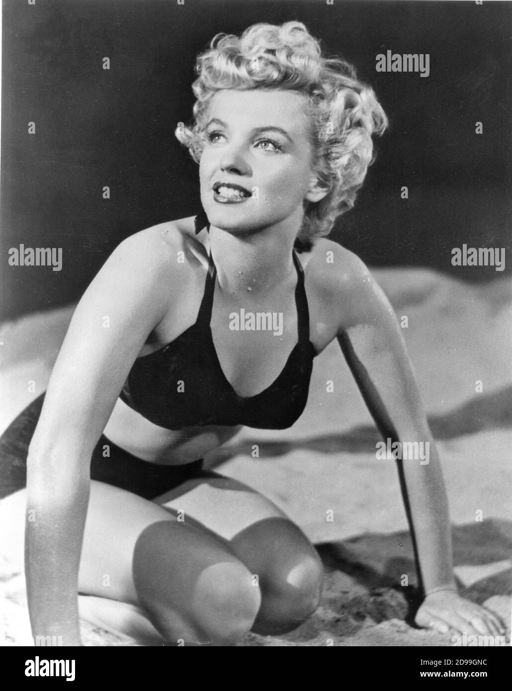1952 , USA  :  The movie actress  MARILYN  MONROE ( 1926 - 1962 ) in the movie CLASH BY NIGHT ( La confessione della signora Doyle ) by Fritz Lang , RKO pubblicity still - BIKINI - SWIM SUIT - COSTUME DA BAGNO - SPIAGGIA - BEACH -- smile - sorriso - blonde - bionda ---   Archivio GBB Stock Photo
