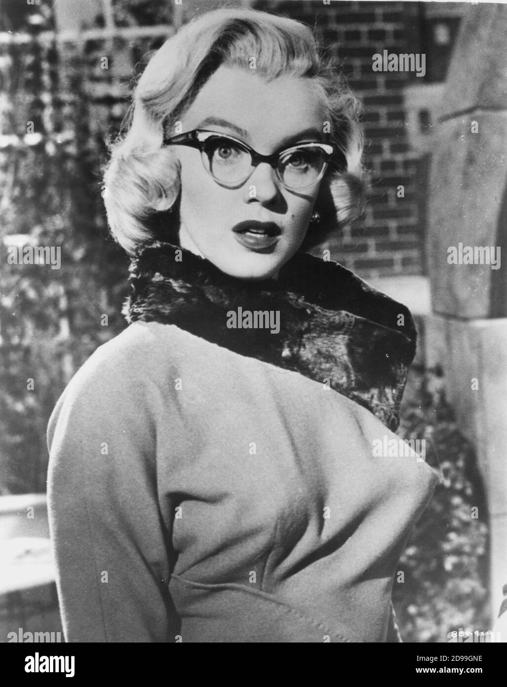 1953 :  MARILYN  MONROE in HOW TO MARRY A MILLIONAIRE  ( Come sposare un milionario ) by Jean Negulesco , 20Th Century Fox pubblicity still - OCCHIALI - GLASSES - FUR - PELLICCIA ----   Archivio GBB Stock Photo