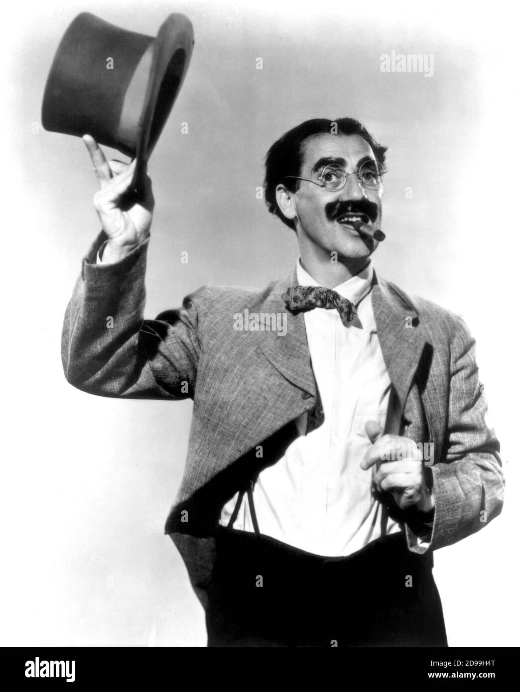 1939  , USA:  GROUCHO  MARX ( 1895 - 1977 ) of The Marx Brothers , pubblicity still for the movie AT THE CIRCUS ( Tre pazzi a zonzo ) by Edward Buzzell .  - FRATELLI MARX - Cappello a cilindro - Top Hat - bretelle - braces - suspenders- papillon - sigaro - cigar ----   Archivio GBB Stock Photo