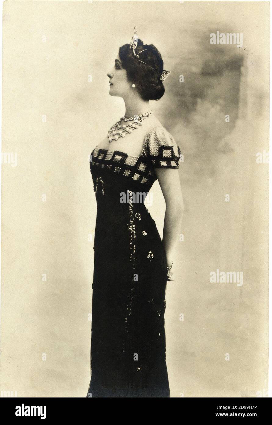 1890 c, PARIS : The most celebrated Beautiful Woman of the World , the  italian singer LINA CAVALIERI ( 1874 - 1944 ) , passing at OPERA in 1900  from Café Chantant .
