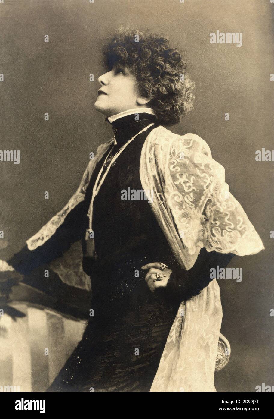1900 c : the most celebrated french actress  SARAH  BERNHARDT  ( born Henriette Rosine Bernard , Paris 1844 - 1923 ) - TEATRO - THEATHER - ATTRICE - BELLE EPOQUE - PIZZO - LACE ----   Archivio GBB Stock Photo