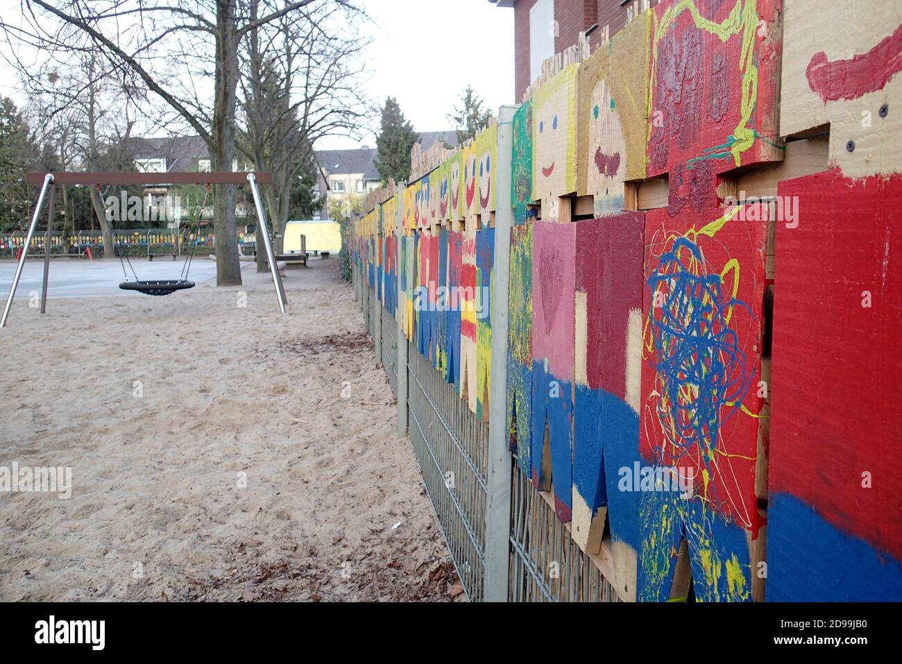 bunte Wand am Kinderspielplatz, Kamp-Lintfort, Nordrhein-Westfalen, Deutschland Stock Photo