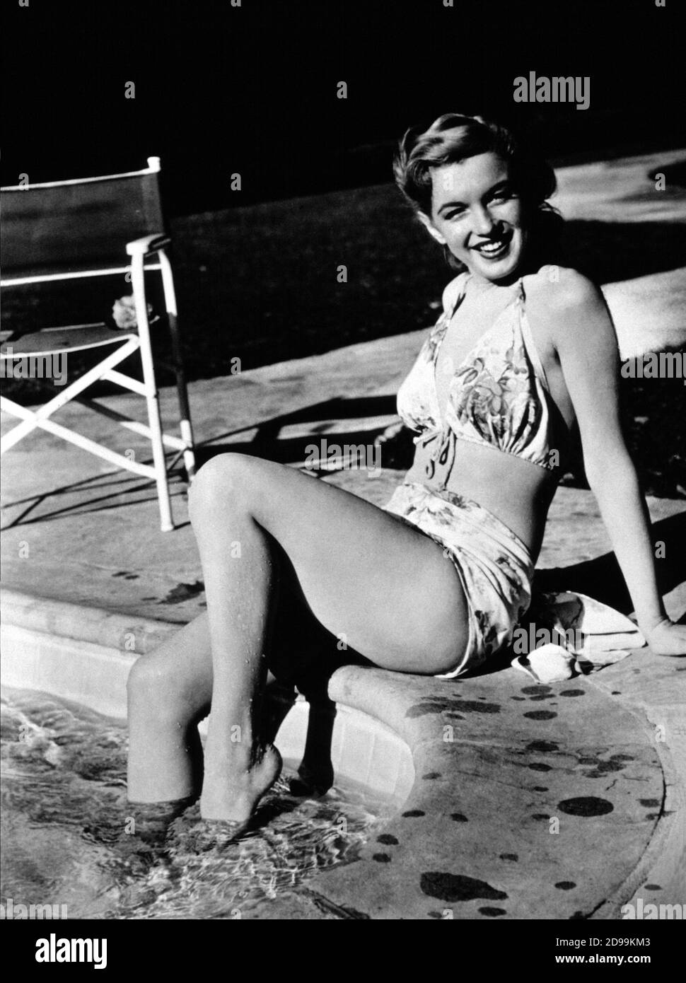 1947 : MARILYN  MONROE  ( 1926 - 1962 ) - movie actress - piscina - swimming pool - costume da bagno - swim-suit - swim suit - PIN UP - pin-up - leggy pose - gambe - bikini - due pezzi -----   Archivio GBB Stock Photo