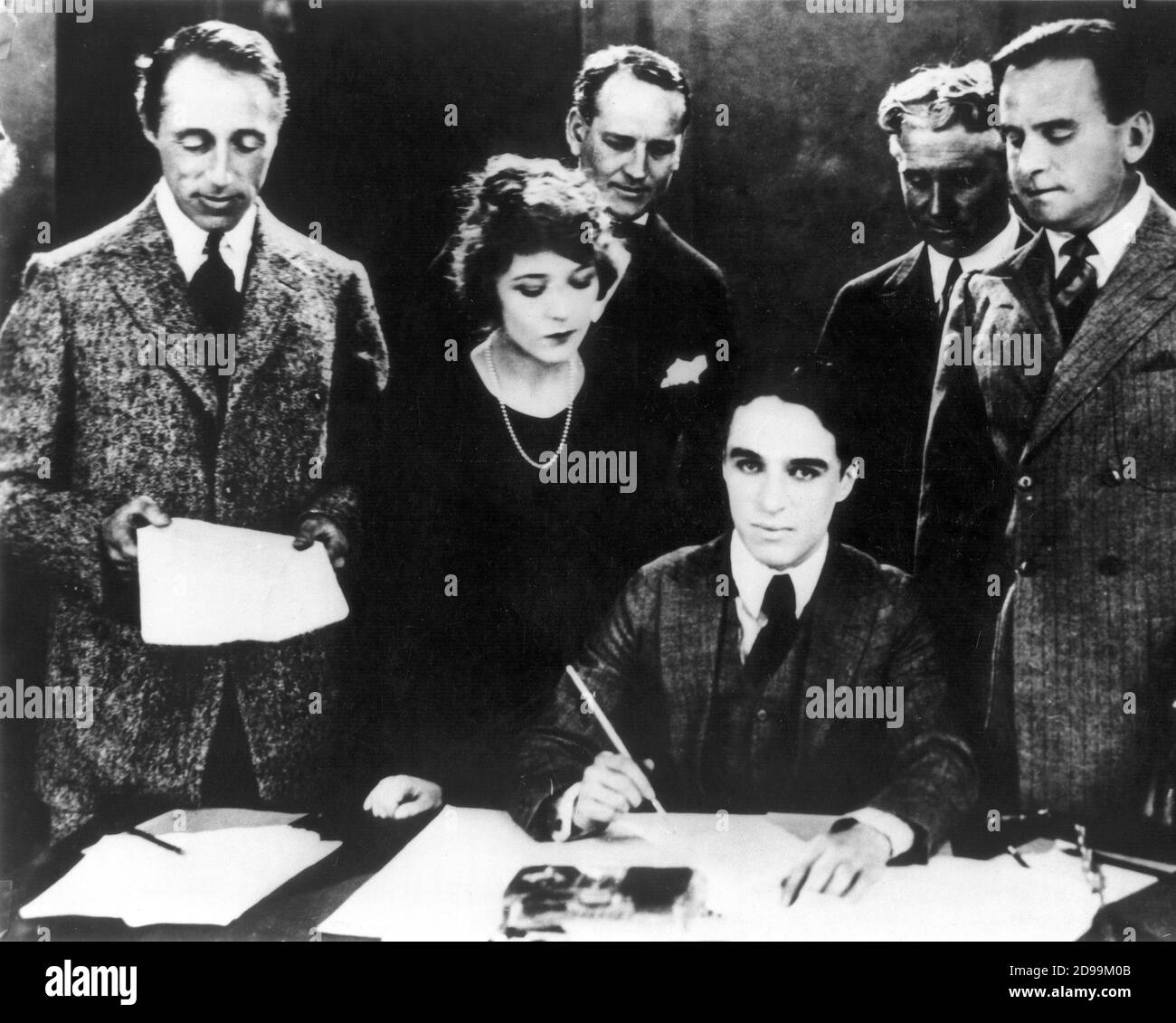 1923 , Hollywood  :  CHARLES  CHAPLIN subscrive the contract with the United Artists Production with  MARY PICKFORD , DOUGLAS FAIRBANKS and the movie director D. W. GRIFFITH  - desk - scrivania  - silent movie - cinema muto ----  Archivio GBB Stock Photo