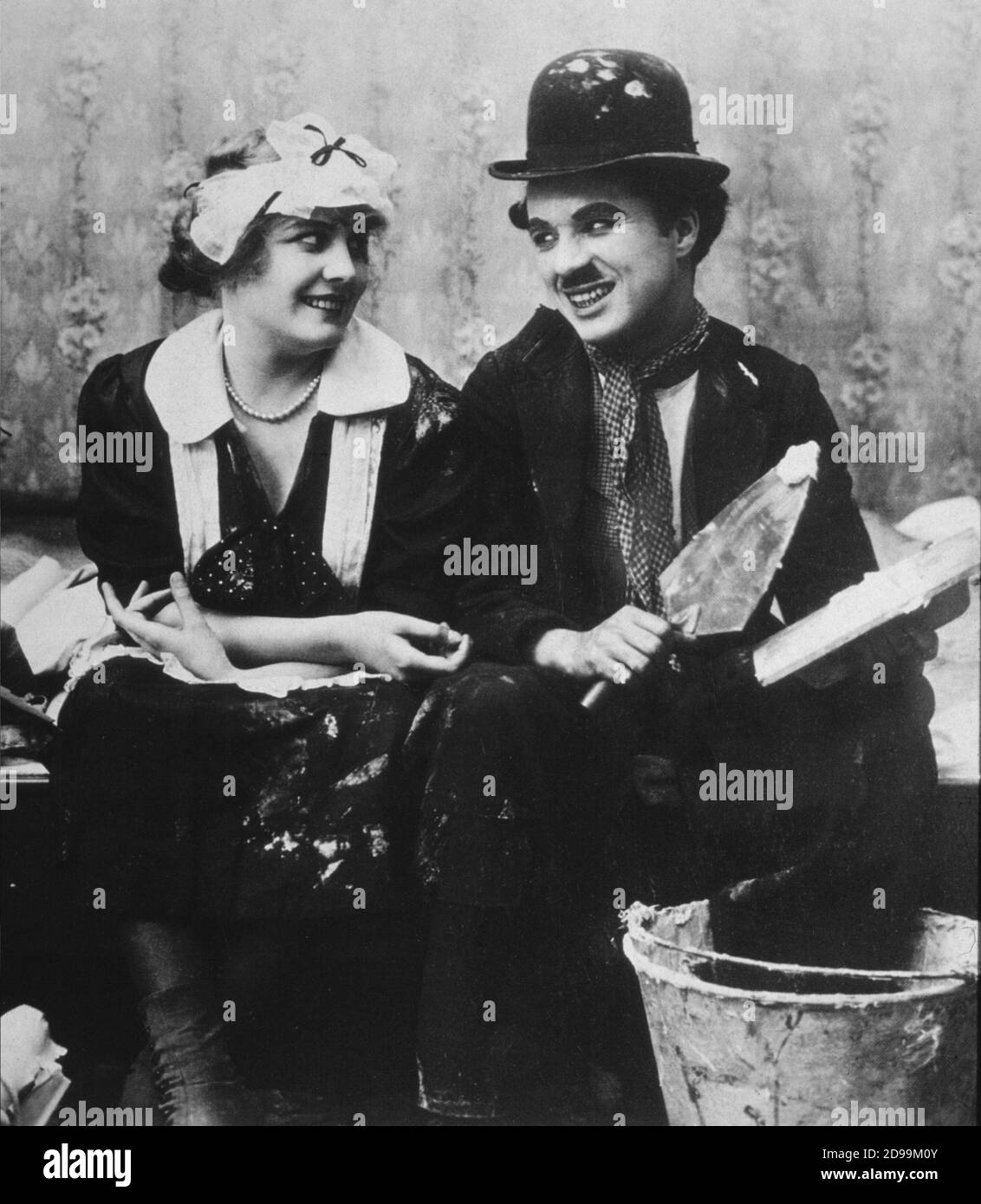 CHARLES  CHAPLIN  ( 1889 - 1977 ) and Edna Purviance ( 1894 - 1958 ) in WORK ( 1915 - Charlot apprendista ) - muratore - bombetta - bowler hat - derby ----  Archivio GBB Stock Photo