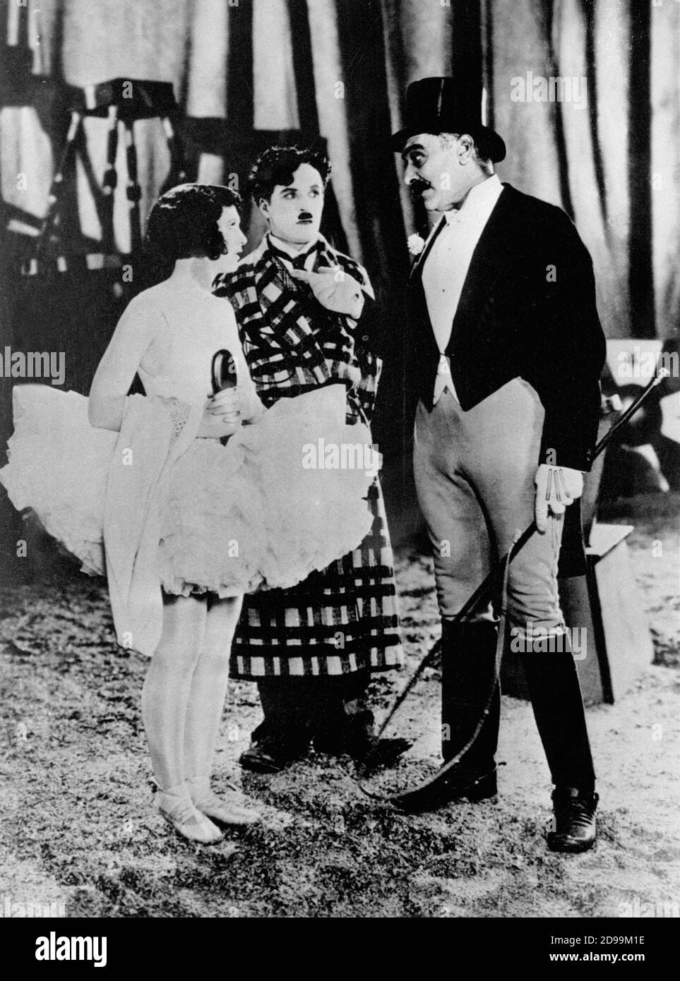 CHARLES CHAPLIN ( 1889 - 1977 ) in THE CIRCUS ( 1928 - Il Circo ) - Charlot  - ballerina - vestaglia - dressing gown - hat - cappello - frusta - whip  ---- Archivio GBB Stock Photo - Alamy