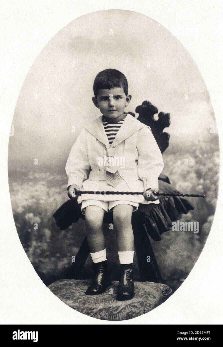 1909 c :  UMBERTO di SAVOIA prince of Piemonte ( 1904 - 1983 ) , later King of Italy UMBERTO II - CASA SAVOIA - ITALIA - REALI - NOBILTA' ITALIANA - NOBILITY - ROYALTY -  PERSONALITA' DA BAMBINI - PERSONALITY CHILD - BABY - Vestito alla marinara - sailor dress - HISTORY - FOTO STORICHE - frustino - riding-whip - crop - bambino  - orecchie a sventola - flappy ears ----  Archivio GBB Stock Photo