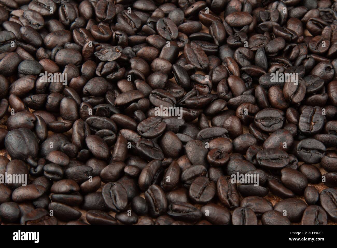 Roasted coffee beans. Detail view of the texture Stock Photo - Alamy