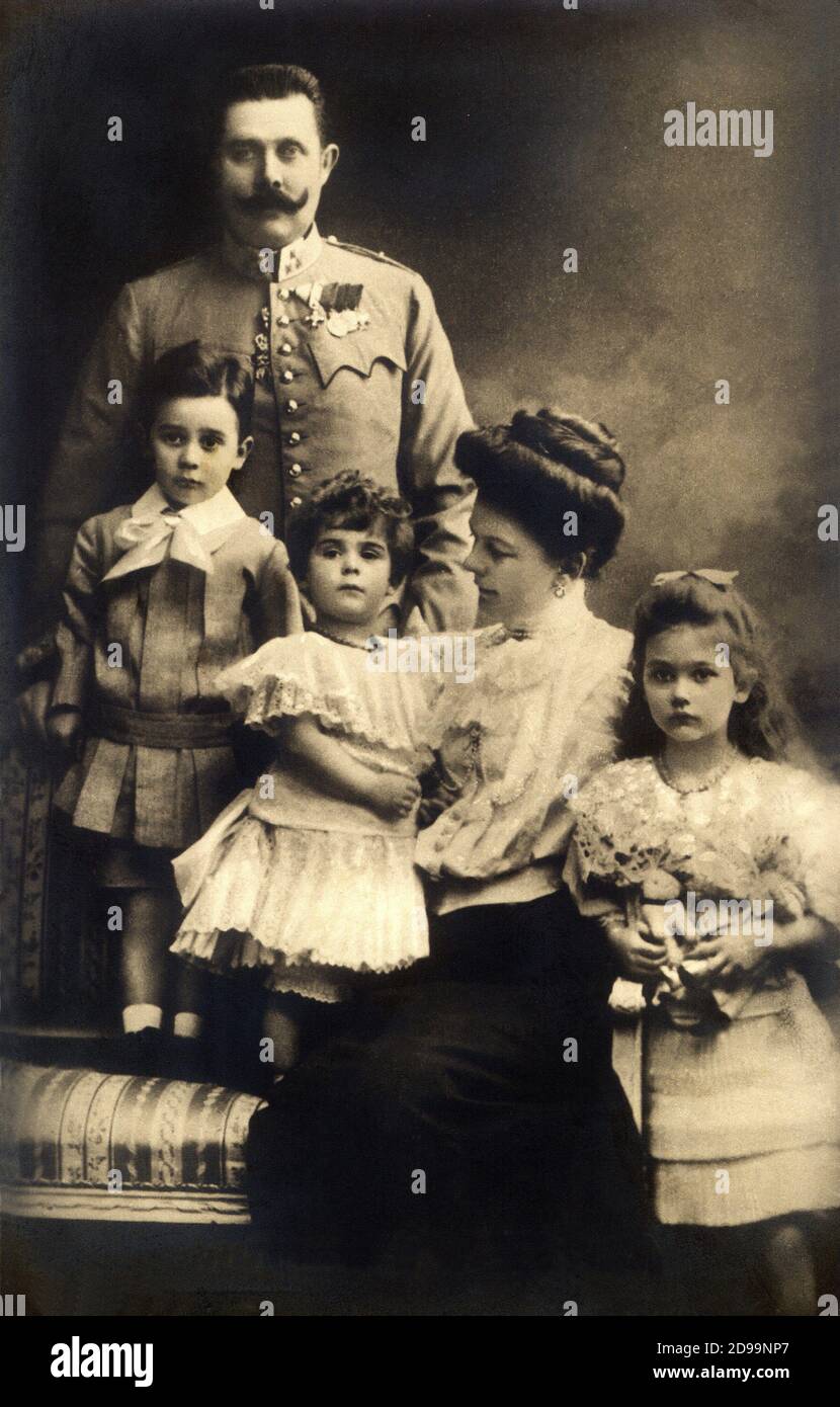 The Herzherzog ( Crown Prince ) Archduke FRANZ FERDINAND ABSBURG Von Osterreich d' ESTE ( 1863 - Sarajevo 28 june 1914 ) with the wife SOPHIA Chotek Von chotkova und Wognin ,  Duchess of Hohenberg ( 1868 - Sarajevo 28 june 1914 ) with sons ( princes of HOHENBERG ) : SOPHIA ( born 1901 ) , MAXIMILIAN ( born 1902 ) and ERNST ( born 1904 ). The Grandukes was KILLED IN SARAJEVO the same day . - WWI - WORLD WAR I - PRIMA GUERRA MONDIALE - Impero Austroungarico - ASBURGO - ABSBURGO - ROYALTY - NOBILITY - REALI - NOBILI - Nobiltà - Francesco ferdinando Duca d' AUSTRIA - divisa militare - military uni Stock Photo