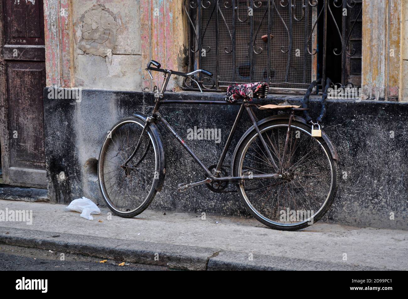 Abandoned vintage black bicycle hi-res stock photography and images - Alamy