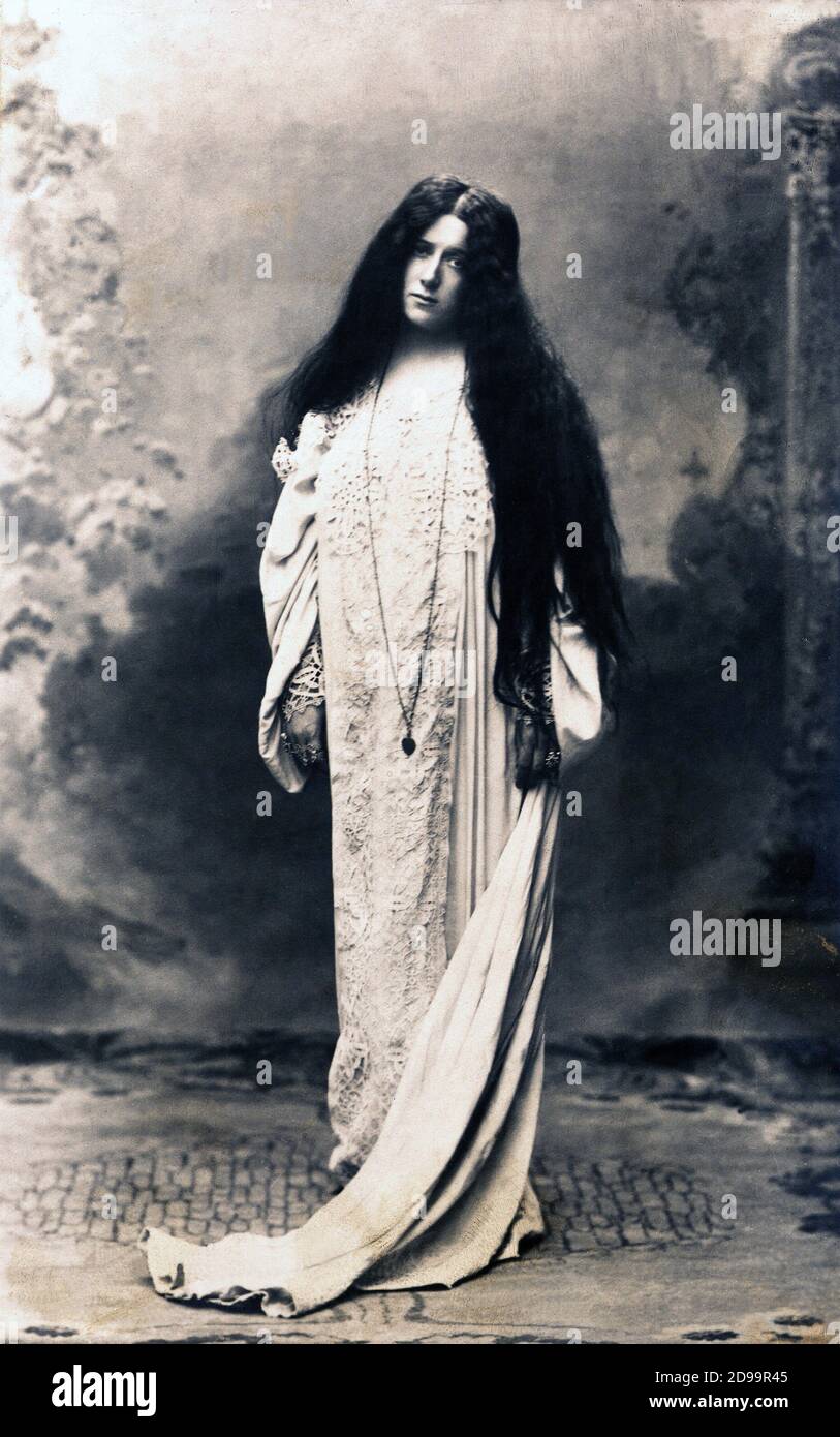 1900 c : The famous italian  actress and  singer TINA DI  LORENZO ( Torino 1872 - Milano 1930 ) as Ophelia in ' Hamlet ' by William SHAKESPEARE   - TEATRO - THEATER - ATTRICE - capelli lunghi - long hair - pizzo - lace  - Ofelia - Amleto ----  Archivio GBB Stock Photo