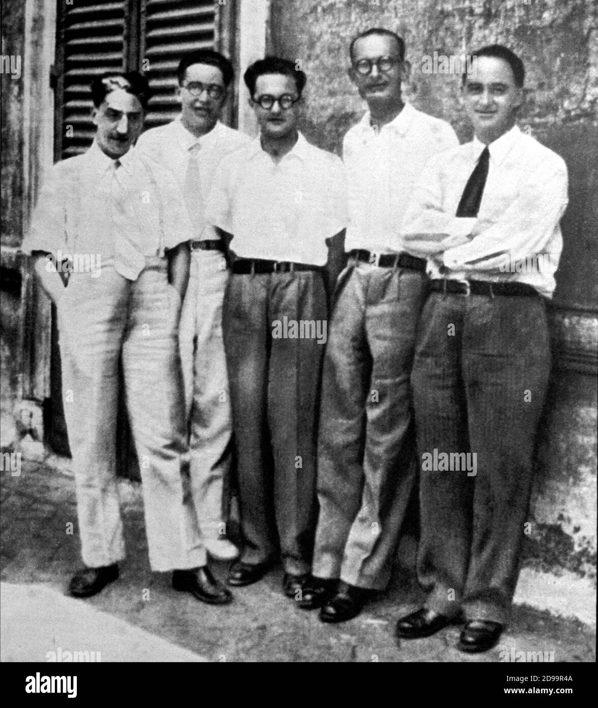 1934 , july , Roma . Italy : The italian scientist physicist ENRICO  FERMI  ( Roma 1901 - Chicago , USA 1954 ), ( the first from right in the photo )  winner of NOBEL award in 1939  , few months before the discovery of a new Atomic Energy  with his collaborators ( from the left ) : Oscar D ' Agostino , Emilio Segre , Edoardo Amaldi and Franco Rasetti . The 5 scientist make officially under patent the discovery the day 26 october 1939 - Radioattività - Radioactivity - scienziato - FISICA - Premio Nobel  - ATOMICA - ATOMICO  NUKE - NUCLEARE - NUCLEAR ----  Archivio GBB Stock Photo