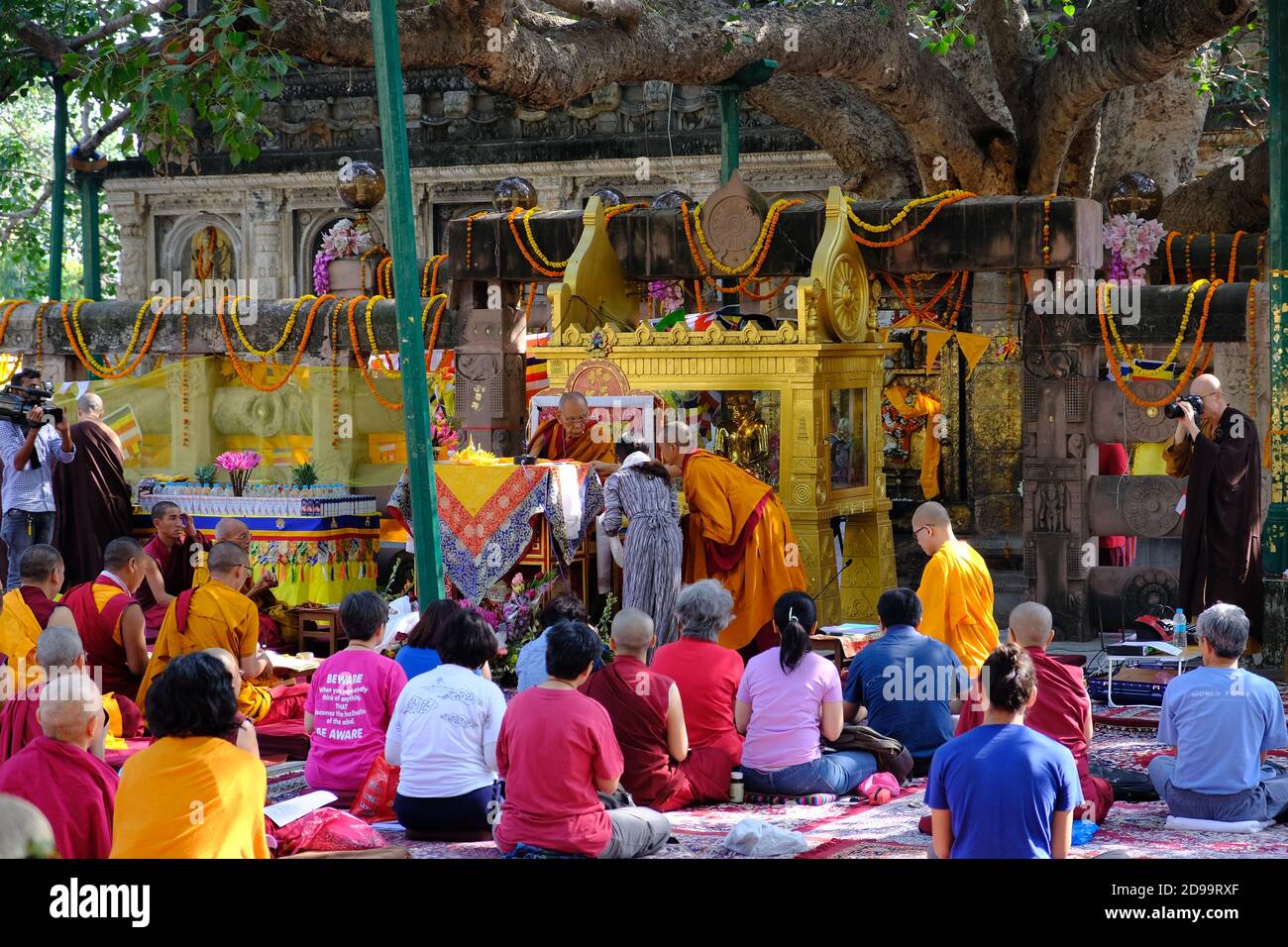 India Bodh Gaya - Mahabodhi Temple Bodhi tree Bodh gaya Bihar monk ceremony Stock Photo