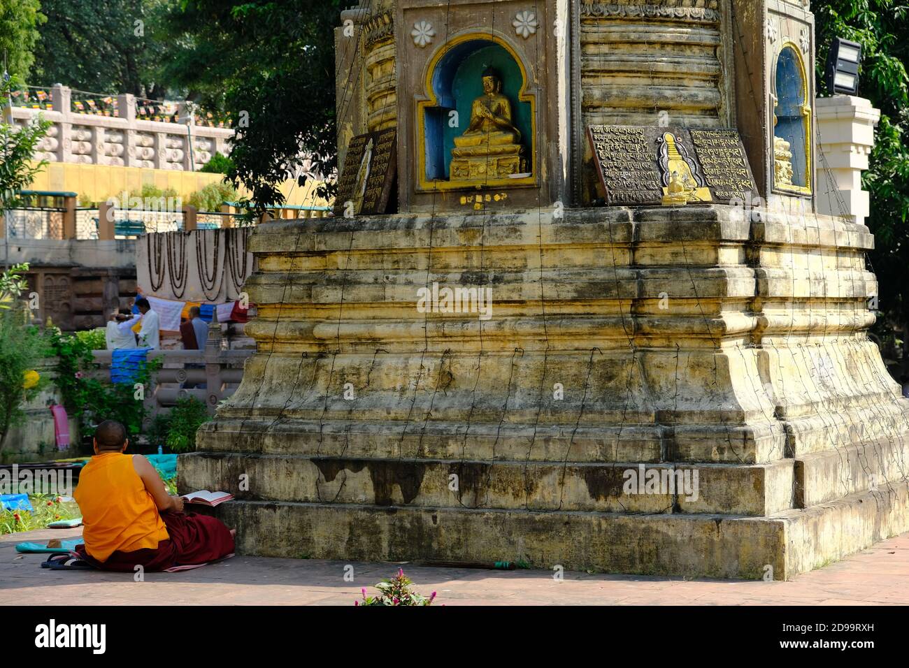 India Bodh Gaya - Mahabodhi Temple Complex monk reading sutra records Stock Photo