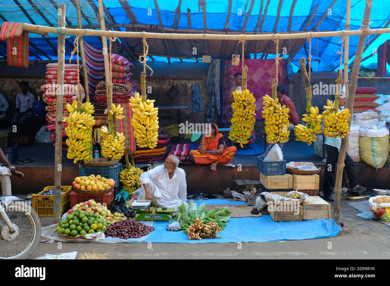 India Bodh Gaya - City market fruit stall Stock Photo