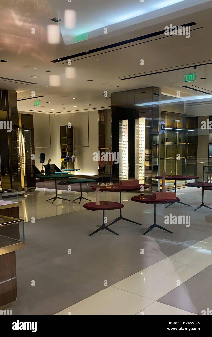 McLEAN, VA, USA. 3rd Nov, 2020. Luxury Retailers at Tysons Galleria Close Early and Remove All Merchandise from their shops the afternoon of the 2020 Elections and possible riots on November 3, 2020 in McLean, Virginia. Credit: Mpi34/Media Punch/Alamy Live News Stock Photo
