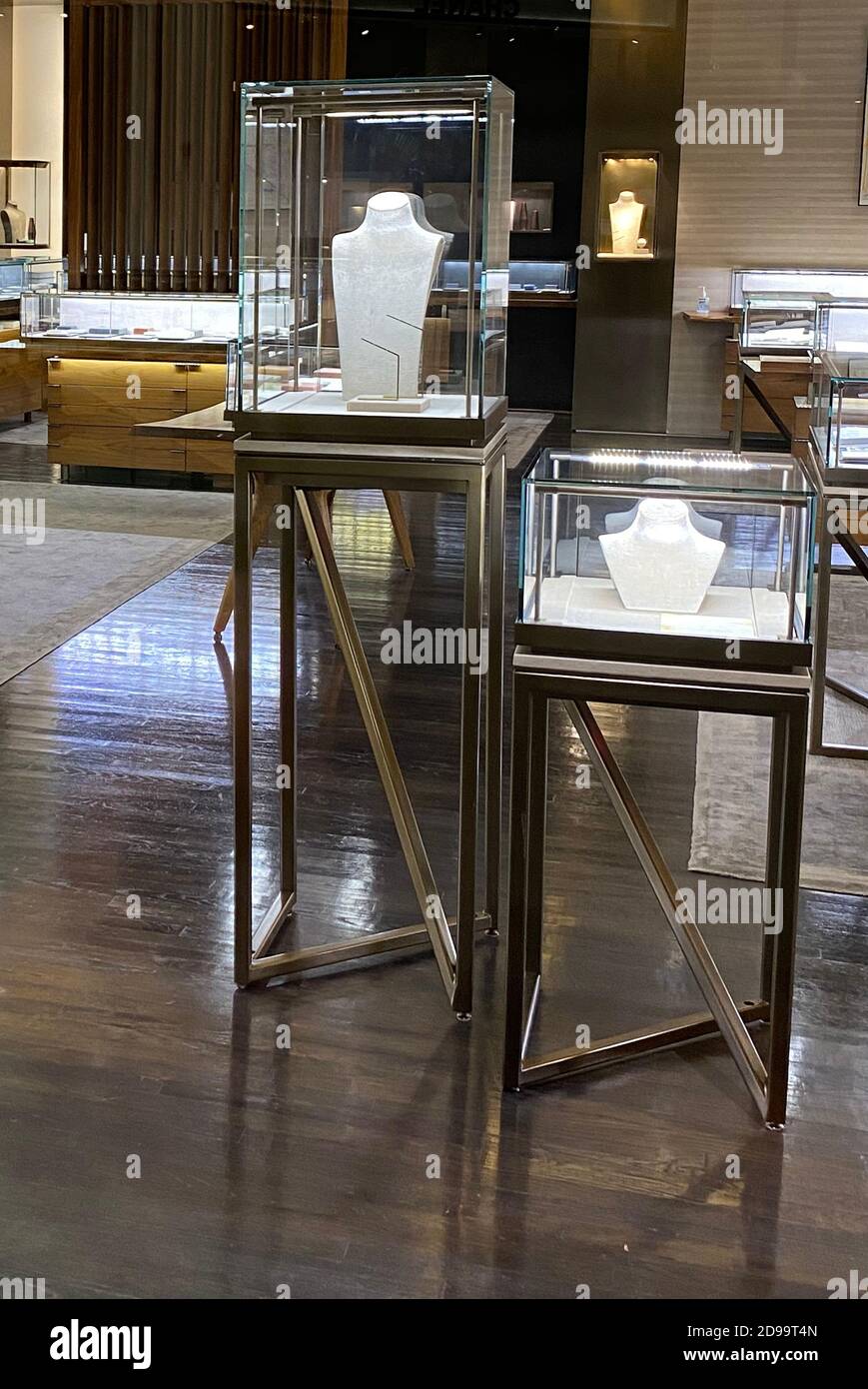 McLEAN, VA, USA. 3rd Nov, 2020. Luxury Retailers at Tysons Galleria Close Early and Remove All Merchandise from their shops the afternoon of the 2020 Elections and possible riots on November 3, 2020 in McLean, Virginia. Credit: Mpi34/Media Punch/Alamy Live News Stock Photo