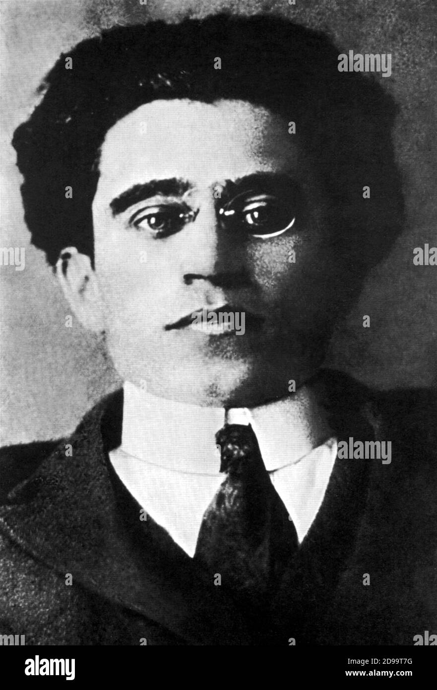 The italian politician and intellectual  ANTONIO  GRAMSCI  ( 1891 - 1937 ) - POLITICO - INTELLETTUALE di SINISTRA - PERSEGUITATO  - vittima del FASCISMO - PSI - PARTITO SOCIALISTA ITALIANO - ANTIFASCISTA -  ANTIFASCISMO - critico - scrittore - writer - occhiali - glasses pince-nez - collar - colletto - cravatta - tie - ritratto - portrait ----  Archivio GBB Stock Photo