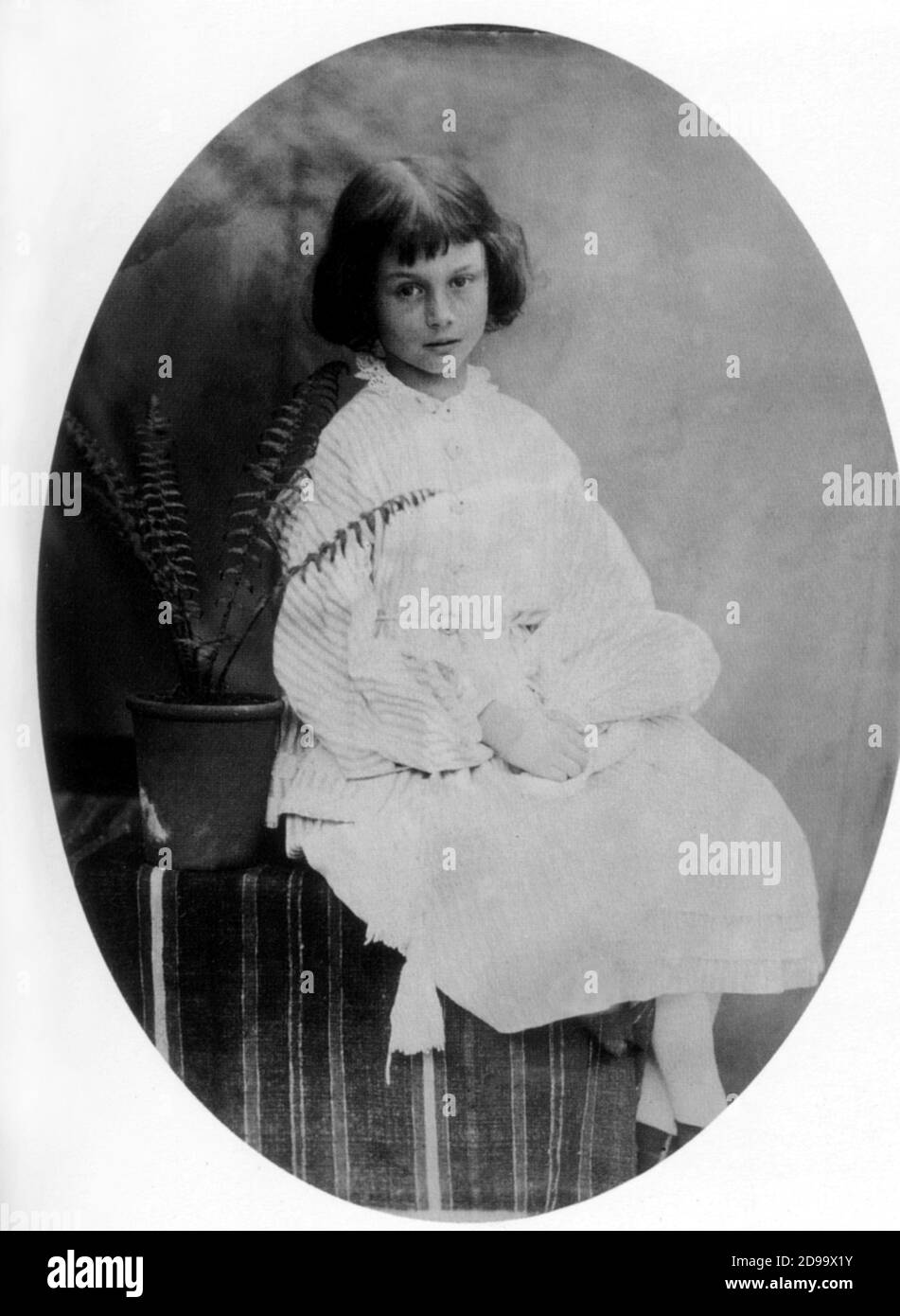 1860 , GREAT BRITAIN : Alice Liddell ( the little Muse  model for ALICE IN WONDERLAND - 1865  ) portraied by the photographer, mathematician and writer LEWIS  CARROLL ( born Charles Lutwidge Dodgson ,  1832 - 1898 ) - LETTERATURA - LITERATURE - SCRITTORE - bambina - portrait - ritratto - child - personalità da giovani bambini - personality child  -  felce - fern  ----  Archivio GBB Stock Photo