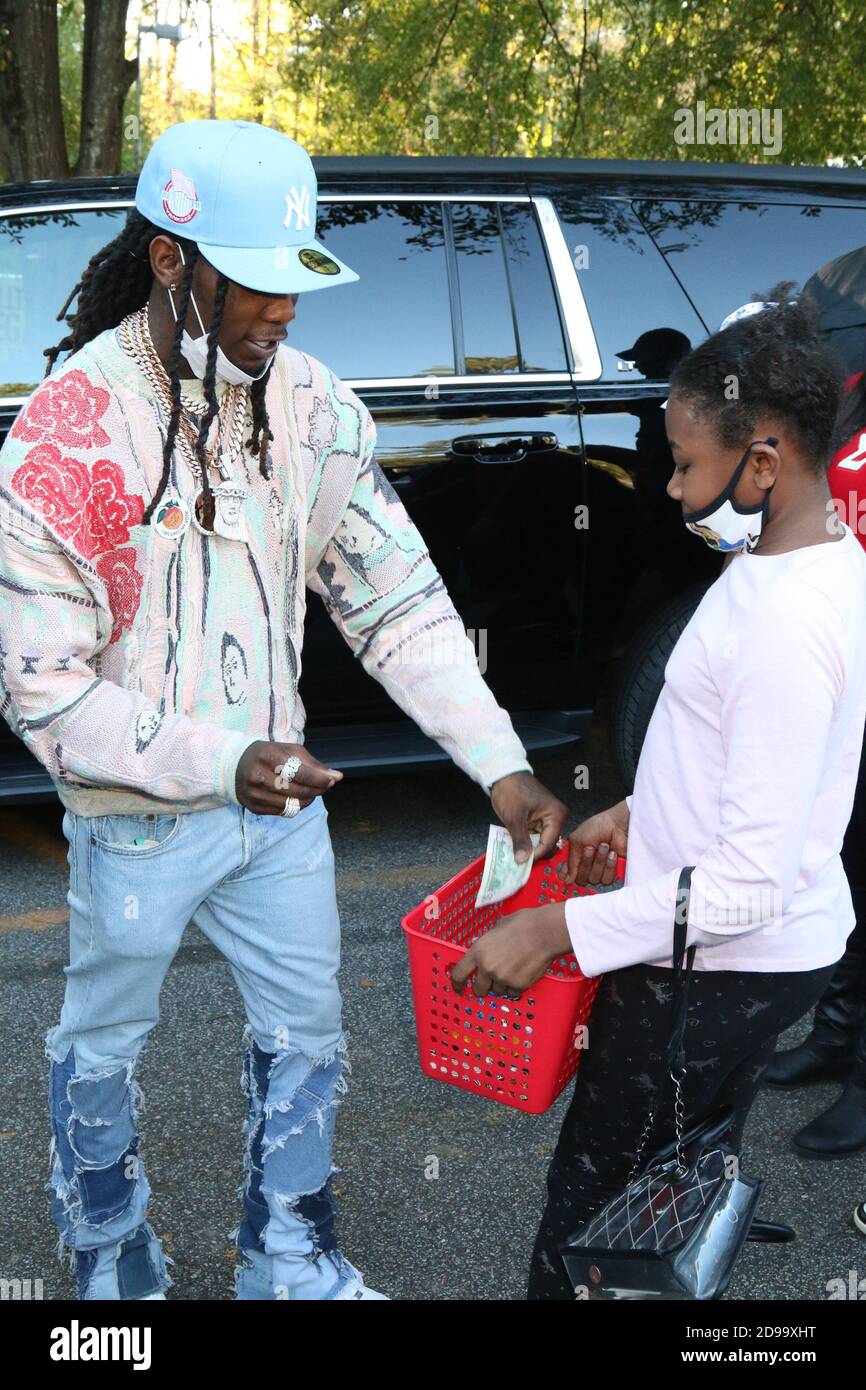 Atlanta, GA, USA. 3rd Nov, 2020. **NO NEGATIVE STORIES** Offset gives a student 50 dollars at his Election Day Pop up during the 2020 Elections giving out free food from the Slutty Vegan Food Truck at Finkett Elementary School in Atlanta, Georgia on November 3, 2020. Credit: Walik Goshorn/Media Punch/Alamy Live News Stock Photo