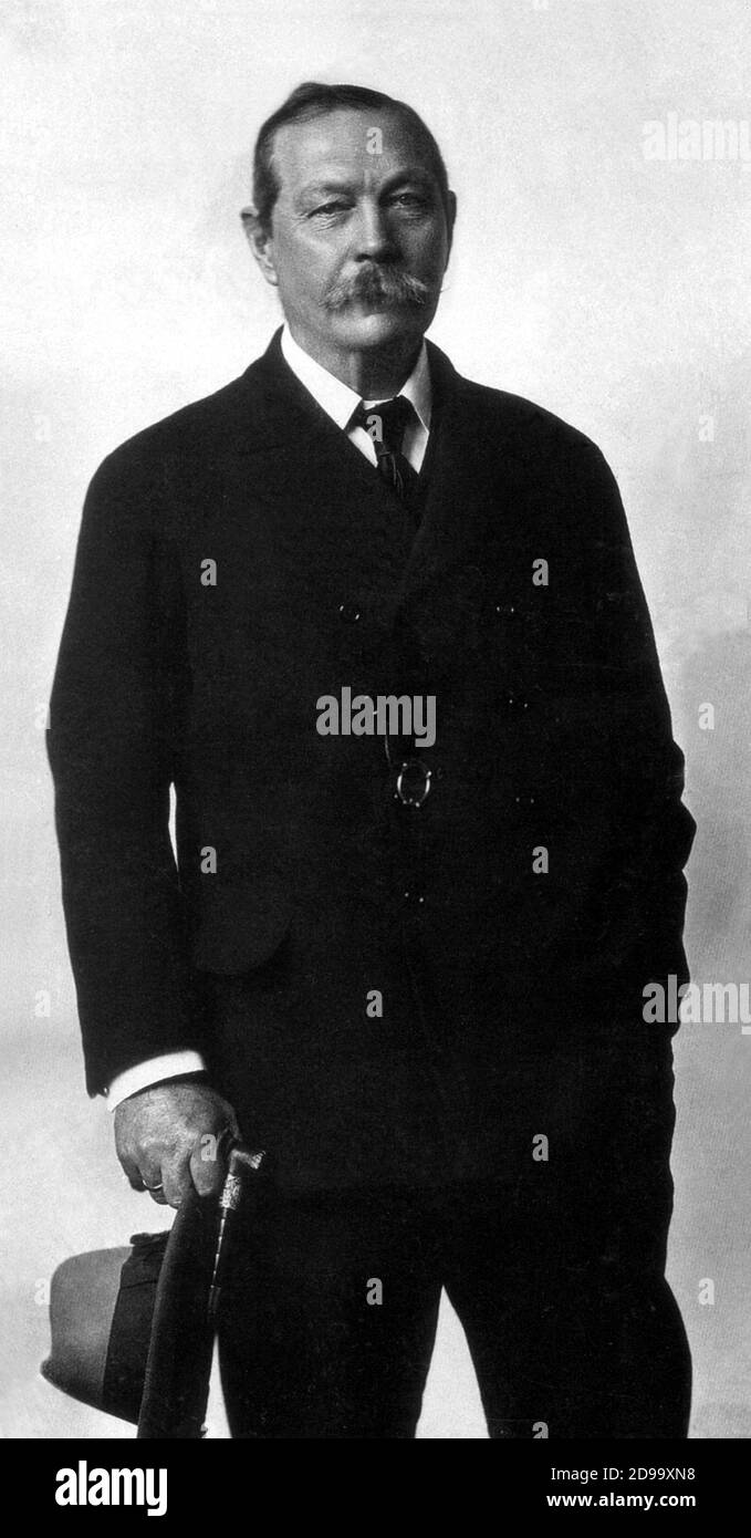 1900 c.  GREAT BRITAIN : The celebrated english Detective Stories writer Sir Arthur Conan DOYLE ( 1859 - 1930 ) , creator of SHERLOCK HOLMES and the Doctor Watson - SCRITTORE - LETTERATO - LETTERATURA - LITERATURE - GIALLO - Racconti Gialli - Triller - pulp fiction - popolare - baffi - moustache - colletto - collar - cravatta - tie - doppiopetto - doppio petto - cappello - hat  ----  Archivio GBB Stock Photo