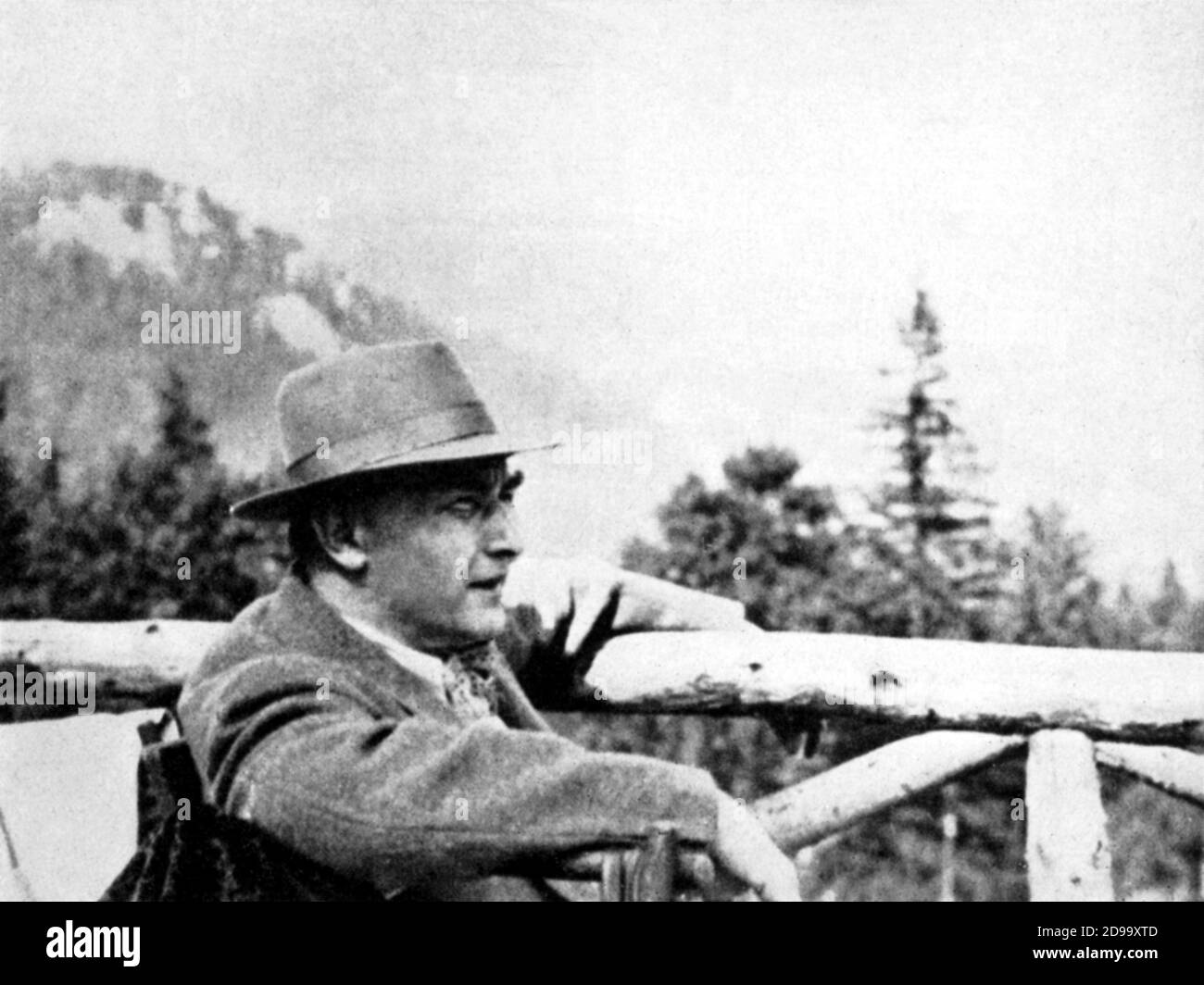 1940 c , Switzerland  : The of austrian writer ROBERT MUSIL ( 1880 - 1942 ) refuged in Chemin des Clochettes , Genéve, after the nazi persecutions - SCRITTORE - letterato - LETTERATURA - LITERATURE -  rifugiato - esule - esiliato - nazismo - nazism  - portrait - ritratto    ----  Archivio GBB Stock Photo