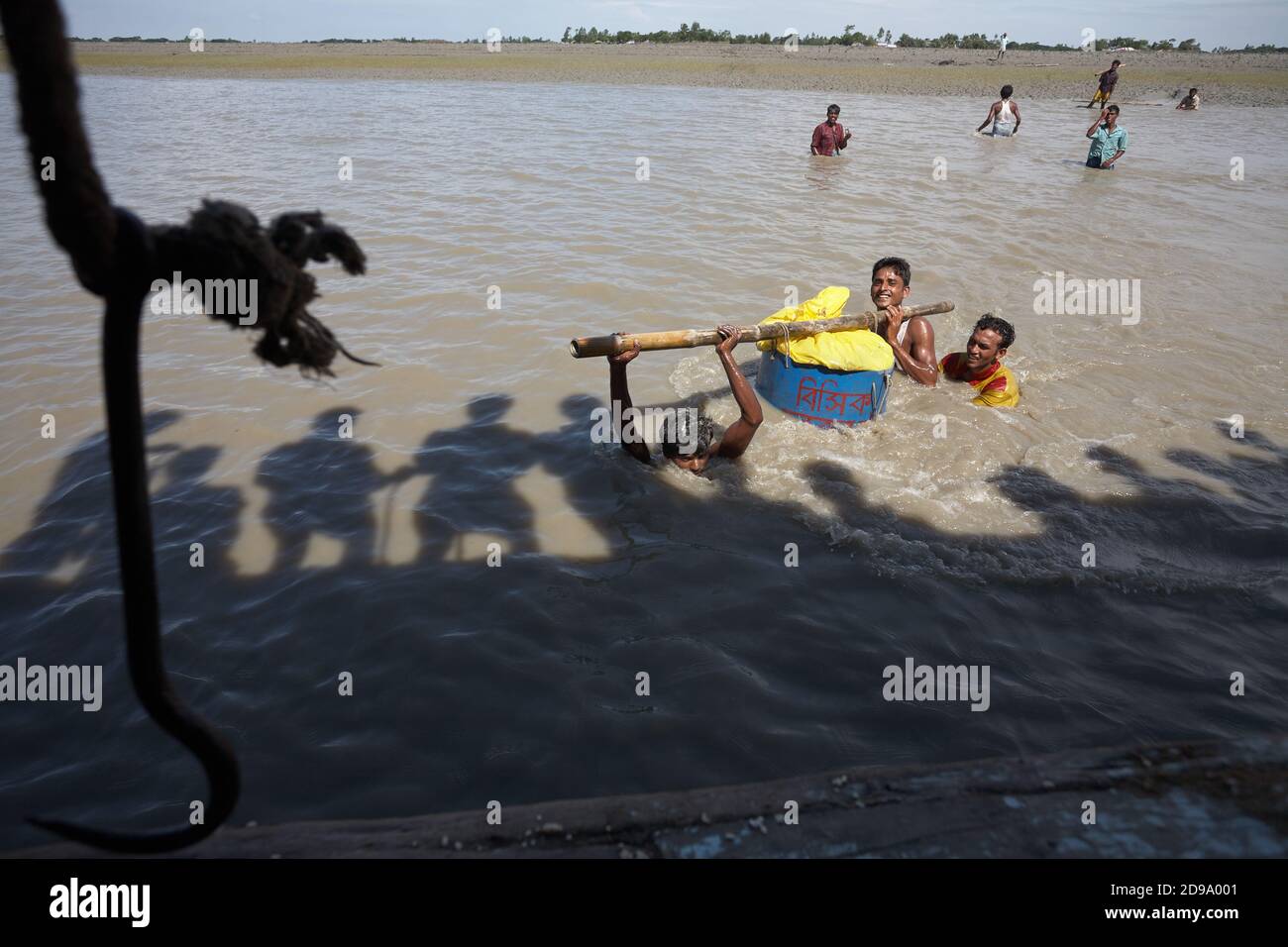 Chittagong. Bangladesh, July 2009. Loading a boat after Sidr cyclone. Stock Photo