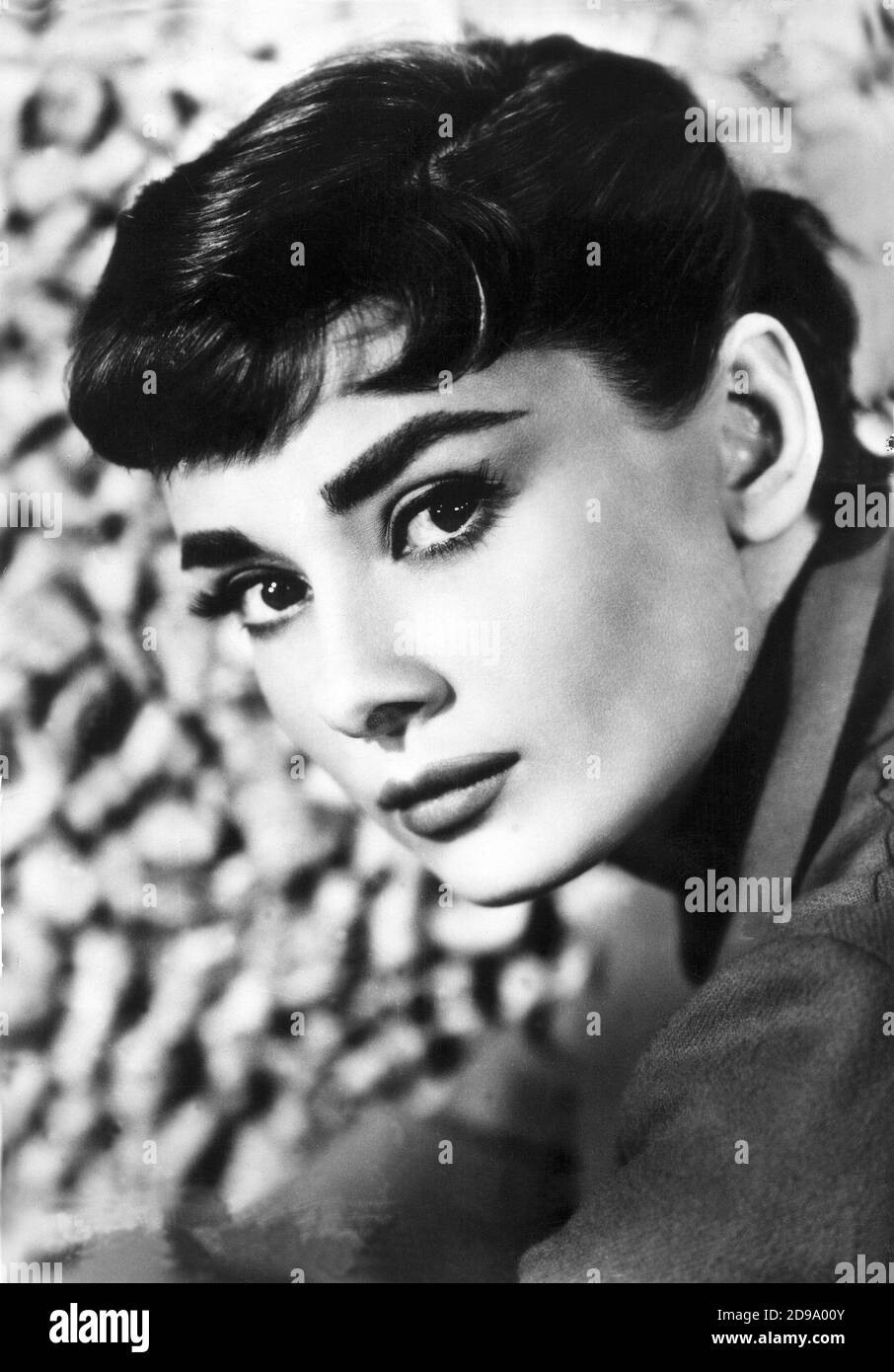 1954 , USA  :  The movie actress AUDREY  HEPBURN ( born Edda H. Van Heemstra ,  1929 - 1993 ) , pubblicity studio portrait for the movie SABRINA by Billy Wilder - MOVIE - CINEMA   ----  Archivio GBB Stock Photo
