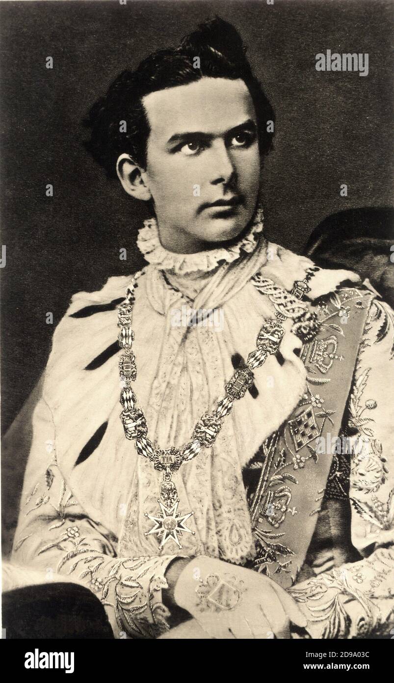 1864 , GERMANY : The celebrated mad King of Bayern from 1864 to 1886 ,  LUDWIG II WITTELSBACH  ( 1845 - 1886 ) , friend of music composer Richard WAGNER , cousin of Empress of Austria ( Sissi ) Elisabeth ABSBURG - REALI - ROYALTY - NOBILI - Nobiltà - NOBILITY - re - pazzo - pazzia - suicida - suicide - musica classica - compositore - musicista - classical -portrait - ritratto - decorazioni - decorations - medaglia - medal - medals - medaglie - colletto - collar - pizzo - lace - guanti - gloves - ricamo - ricami - embroidery - embroideries  - LGBT - GAY - homosexual ----  Archivio GBB Stock Photo
