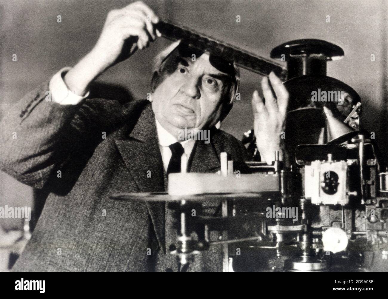 1935 c, FRANCE : The french chemician and motion picture inventor Louis  Lumière ( 1864 - 1948 ). - CINEMA - MOVIE - FILM - INVENTORE - CHIMICO -  PELLICOLA - proiettore - portrait - ritratto - cravatta - tie ---- Archivio  GBB Stock Photo - Alamy