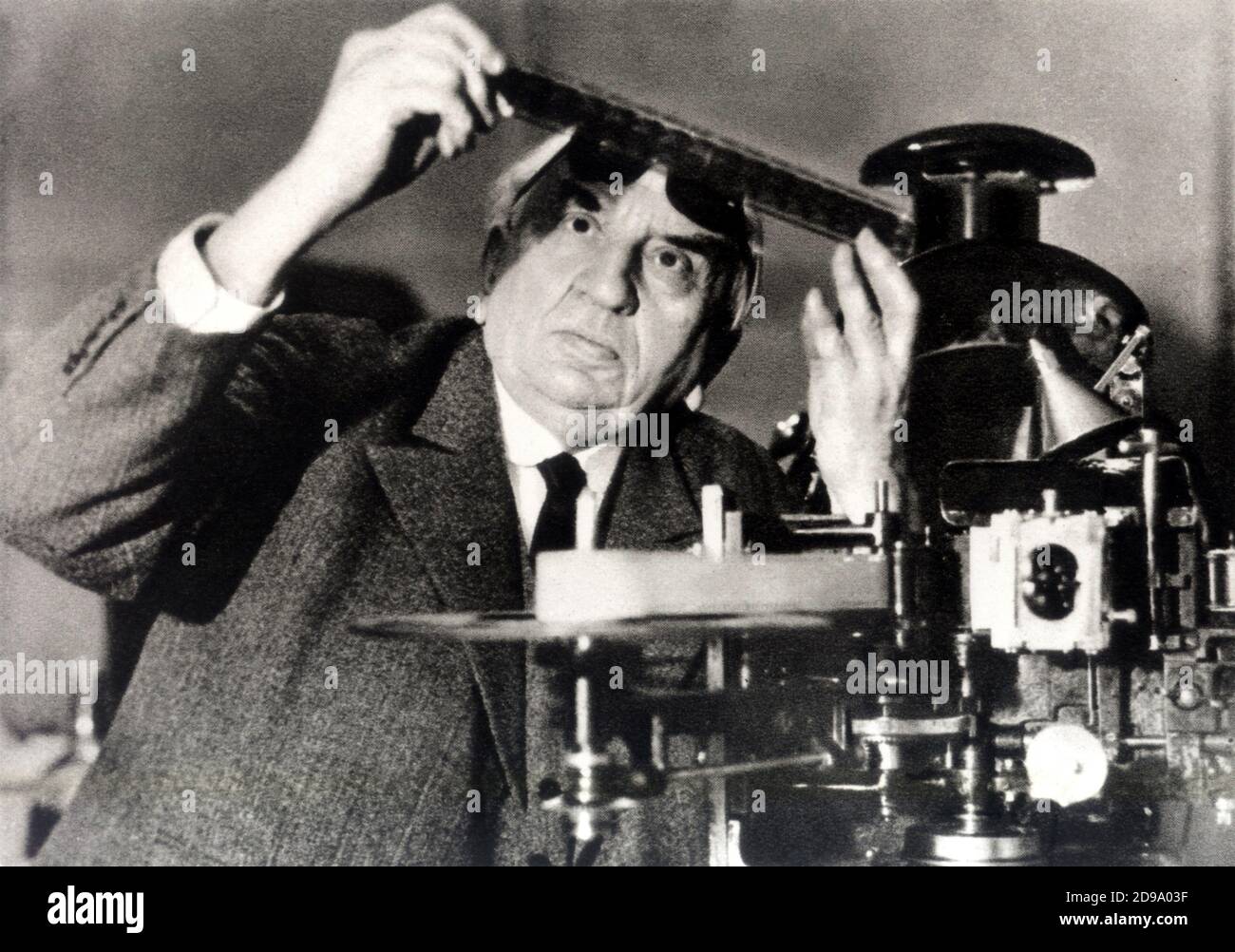 1935 c, FRANCE  : The french chemician and  motion picture inventor Louis Lumière ( 1864 - 1948 ). - CINEMA - MOVIE - FILM - INVENTORE - CHIMICO - PELLICOLA - proiettore  - portrait - ritratto  - cravatta - tie ----  Archivio GBB Stock Photo