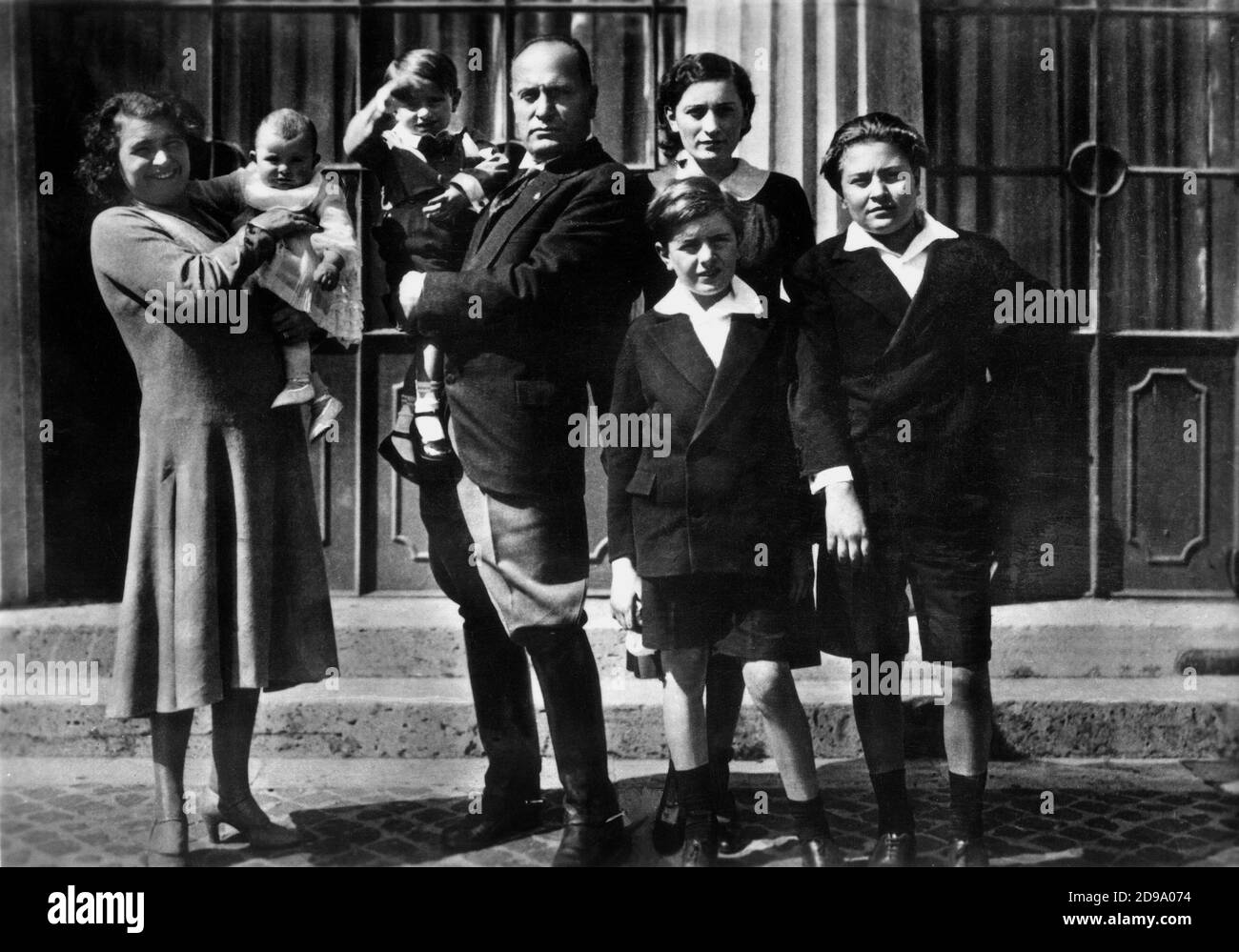 1928 , Villa Torlonia, Rome , ITALY :  The italian Fascist dictator   Duce   BENITO MUSSOLINI ( 1883 - 1945 )  family: the wife RACHELE  GUIDI ( 1890 - 1979 ) , the sons EDDA ( 1910 - 1995 married with Count Galeazzo Ciano ), VITTORIO ( 1916 - 1997 ) , BRUNO ( 1918 - 1941 ), ROMANO ( born 1927 ) and ANNA MARIA ( born 1929 ) ----  Archivio GBB Stock Photo