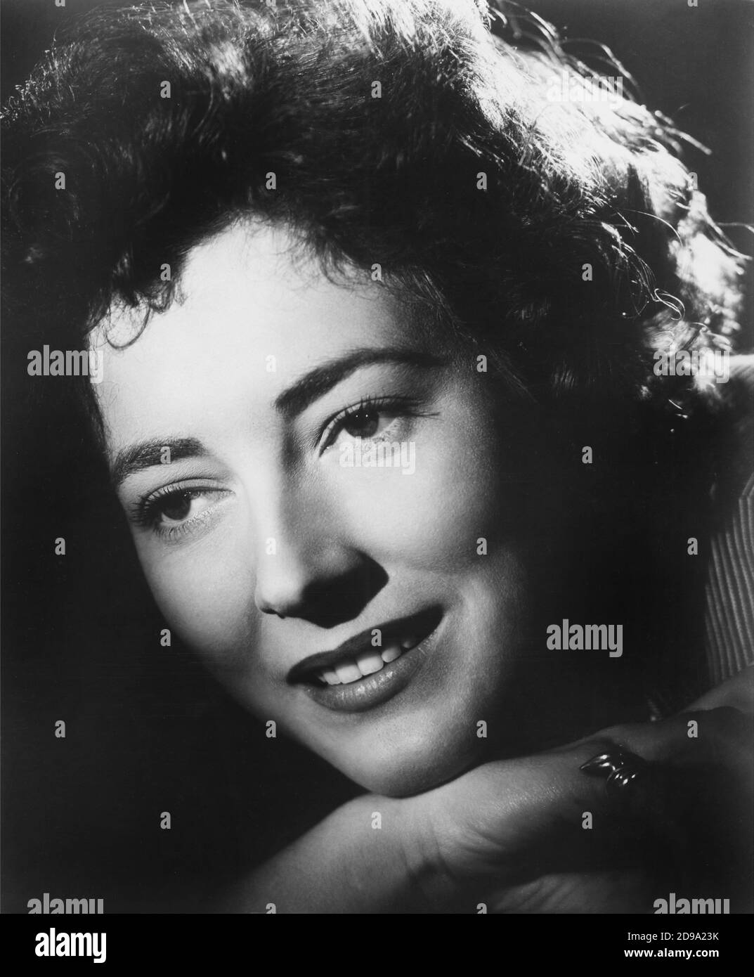 1950 ca : The italian movie actress VALENTINA CORTESE  - FILM - CINEMA - DIVA - DIVINA - smile - sorriso © Archivio GBB / Stock Photo