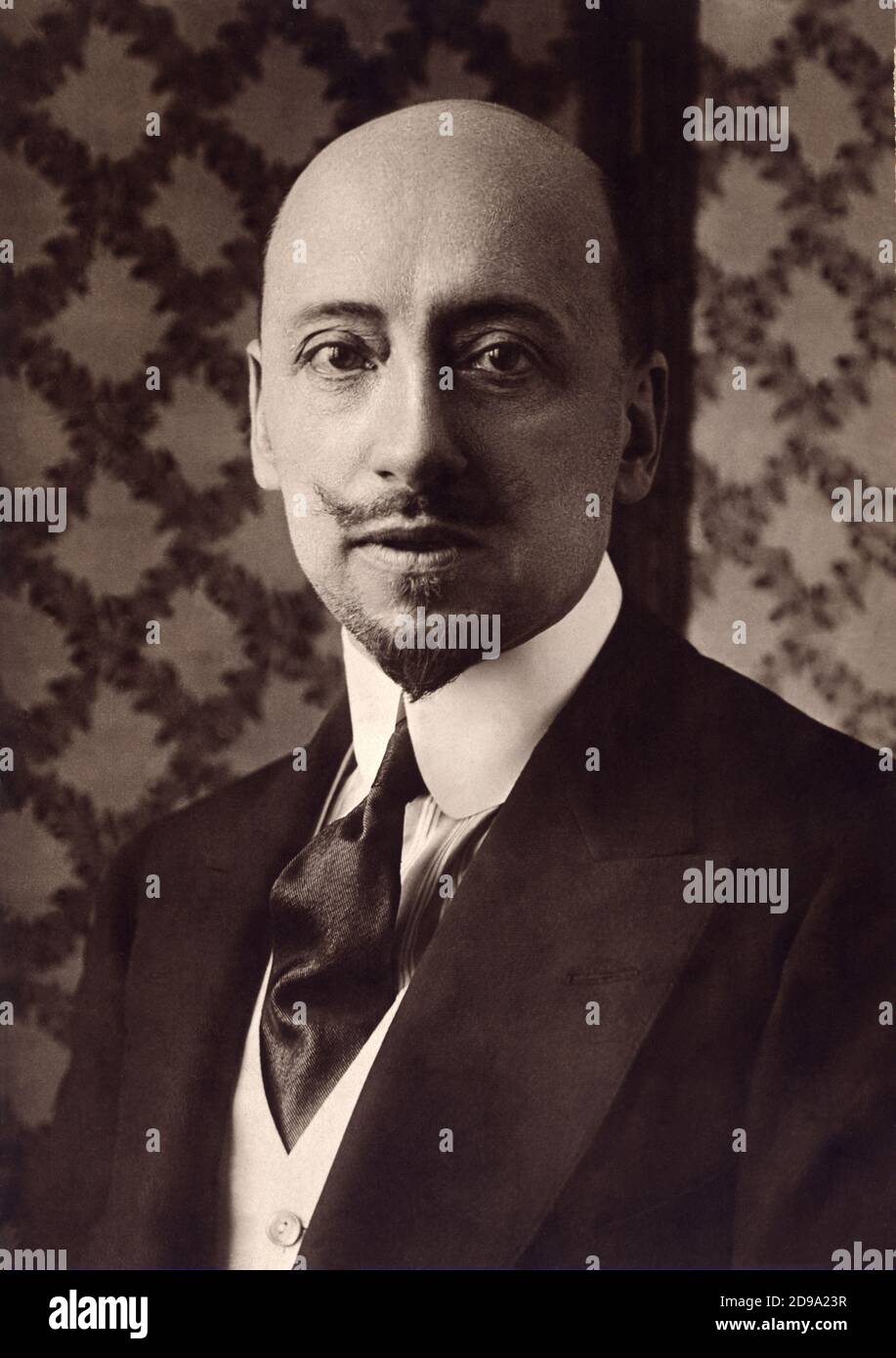 The italian poet , politician and writer GABRIELE D'ANNUNZIO ( 1863 - 1938 ) in France . - SCRITTORE - LETTERATURA - LITERATURE - letterato - POETA - POESIA - POETRY  - baffi - moustache - portrait - ritratto - Dannunzio - D'Annunzio - D' ANNUNZIO - cravatta - tie - collar - colletto - baffi - moustache - beard - barba - testa pelata - calvo - FASHION - MODA - DANDY - ELEGANZA - ART NOUVEAU - BELLE EPOQUE - DECADENTISMO  ----  Archivio GBB Stock Photo