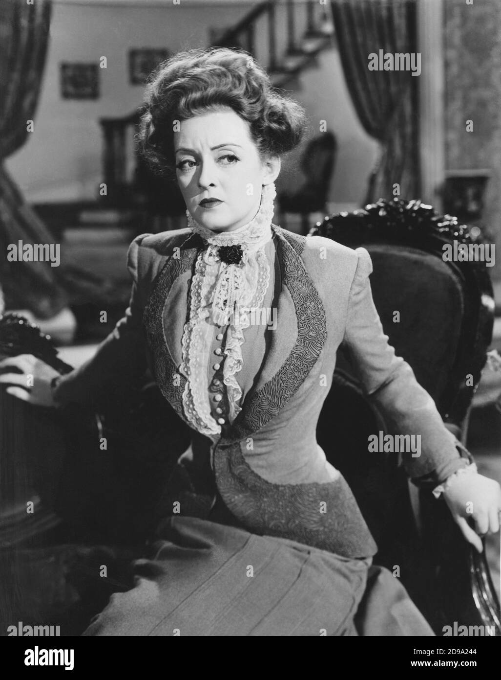 1941 : The movie actress BETTE DAVIS in THE LITTLE FOXES ( Piccole volpi - 1941 ) by William Wyler , from the play by Lillian Hellman  - FILM DRAMMATICO - CINEMA - portrait - ritratto - smile - sorriso - DIVA - DIVINA - pizzo - lace - collar - colletto - rouches spilla - pin - DRAMA  © Archivio GBB / Stock Photo