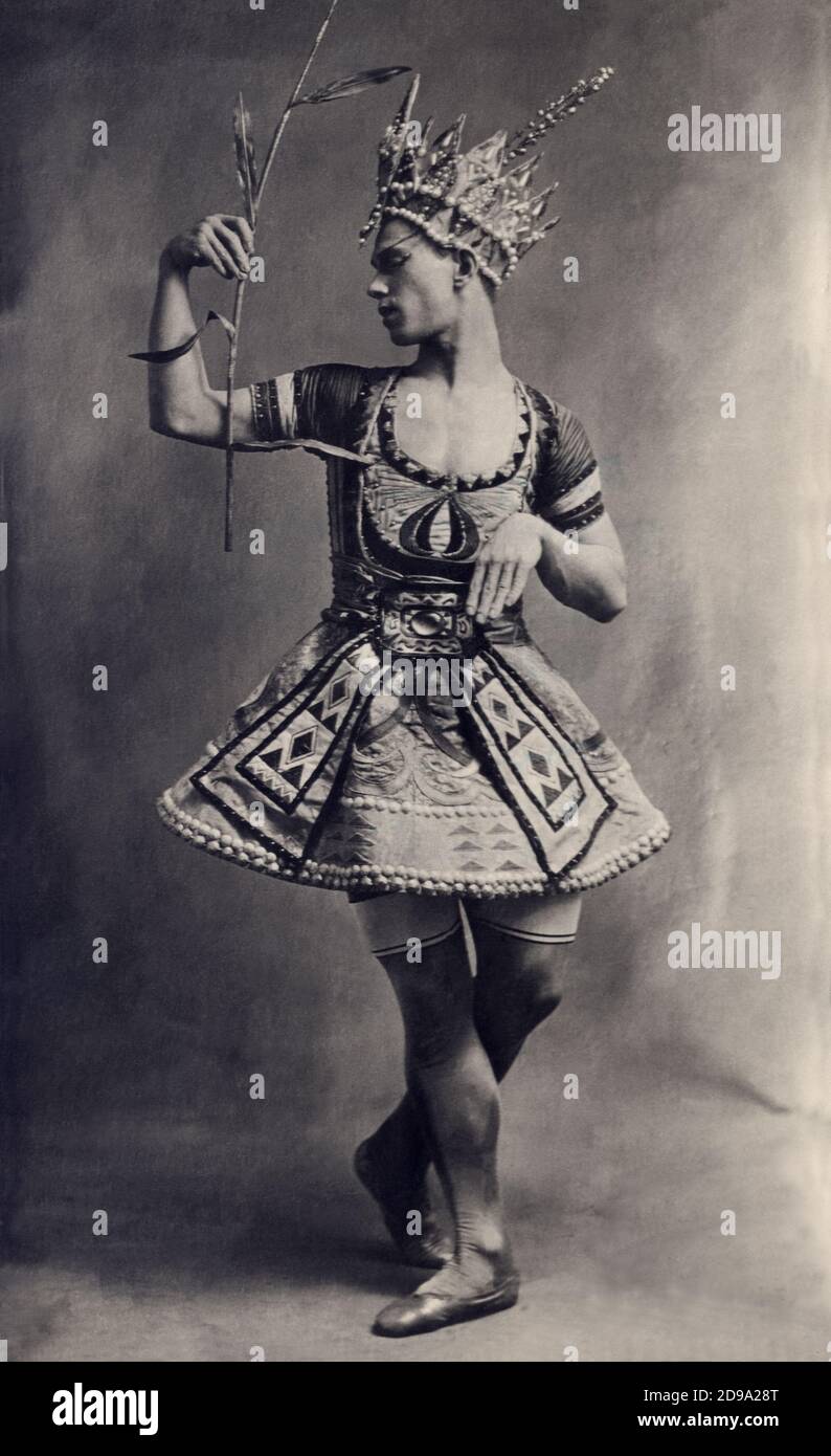 1912 , 13 may ,  Paris , France : The russian revolutianary dancer  and choreographer VASLAV NIJINSKY  ( 1888 - 1950 ) in the first edition of  DIEU BLEU  by french music composer Reynaldo Hahn , from a play by JEAN COCTEAU and Frederick de Madrazo to Theatre du Chatelet , coreography by Michel Fokine , costume by designer LEON BAKST . Photo by Walery , Paris - BALLETS RUSSES by DIAGHILEV - DIAGILEV - Vaclav Fomic Nizinskij - Vaslav Fomich Nijinsky  Nijinski or  Nijinskij  - Sergej Djagilev - DANCE - DANZA - COREOGRAFO - COREOGRAPHY - COREOGRAFIA - NIJINSKY - NIJINSKI ---- ARCHIVIO GBB Stock Photo