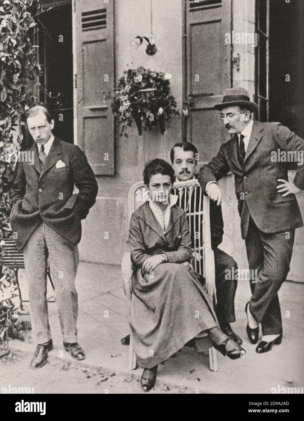 1915 , Lausanne , Switzerland : The russian music composer IGOR STRAVINSKY ( 1882 - 1971 ) with RUZHENA KHVOSHCHINSKAIA ( the wife of russian attache' at Russian Embassy in Rome , Italy), SERGEI DIAGHILEV and the painter artist LEON BAKST  . Expecially celebrated for his daring ballets of early 1910's FIREBIRD ( L'uccello di fuoco ), PETROUCHKA ( Petruska ) and THE RITE OF SPRINGS ( La saga della primavera ) , he composed a great variety of innovative works that made him one of the chief trend setters of the 20th century - BALLETS RUSSES  - Diagilev - Diagjlev - COMPOSITORE - OPERA LIRICA - CL Stock Photo