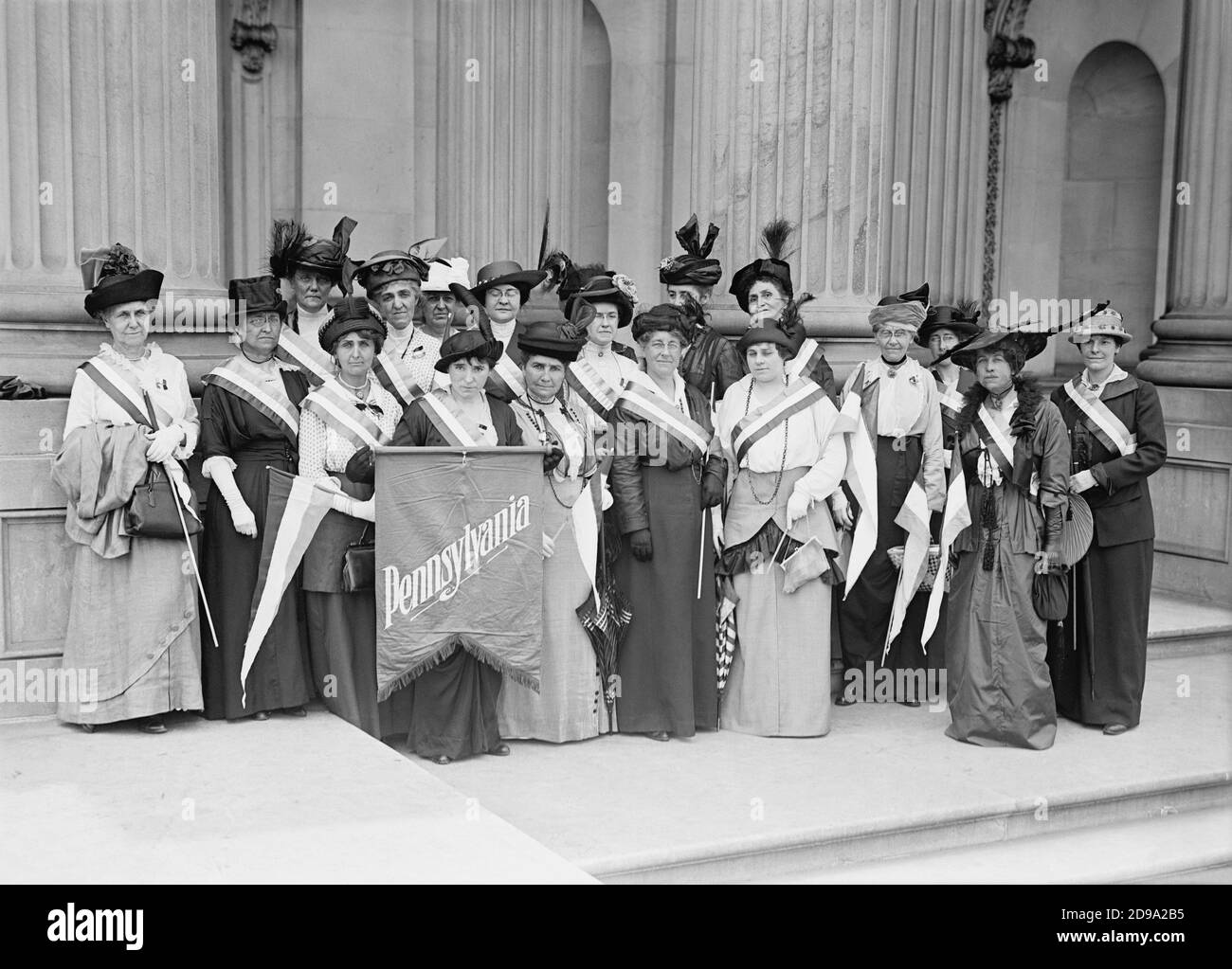 1917 , Washington , USA :  Photo shows women suffrage   PENNSYLVANIA pickets . Photo by Harris and Ewing -SUFFRAGETTE - SUFFRAGETTA - sufraggetta - Sufragist - POLITICO - POLITICIAN - POLITICA - POLITIC - FEMMINISMO - FEMMINISTA  - FEMMINISTE - SUFFRAGETTE - USA - ritratto - portrait -  FLAG - BANDIERA -  STATI UNITI d' AMERICA - FEMMINISM - FEMMINIST - SUFFRAGIO UNIVERSALE - VOTO POLITICO ALLE DONNE - hat - cappello  - FASHION - MODA  - - FOTO DI GRUPPO -  PER LA DIFESA DEI DIRITTI DELLE DONNE - picchetto - picchettaggio  - ANNI DIECI - '10 - 10's  ----  Archivio GBB Stock Photo