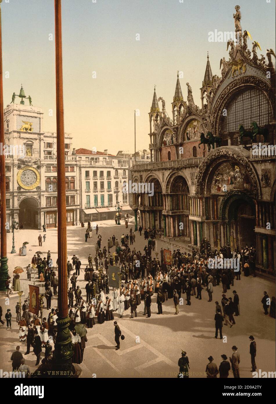 1895 ca. , VENEZIA ,  ITALY :  Piazza San Marco and Palazzo Ducale . Photochrom print colors edited by Detroit Publishing Co.  -  VENICE - VENETO -  ITALIA - FOTO STORICHE - HISTORY - GEOGRAFIA - GEOGRAPHY  - ARCHITETTURA - ARCHITECTURE  -     - ARTS - ARTE - OTTOCENTO - 800's - '800 - VENETO - turisti - turista - turismo - tourists - tourism - BELLE EPOQUE - Church - Chiesa - Basilica di San Marco - folla - gente - crowds  - processione religiosa - corteo  ----  Archivio GBB Stock Photo