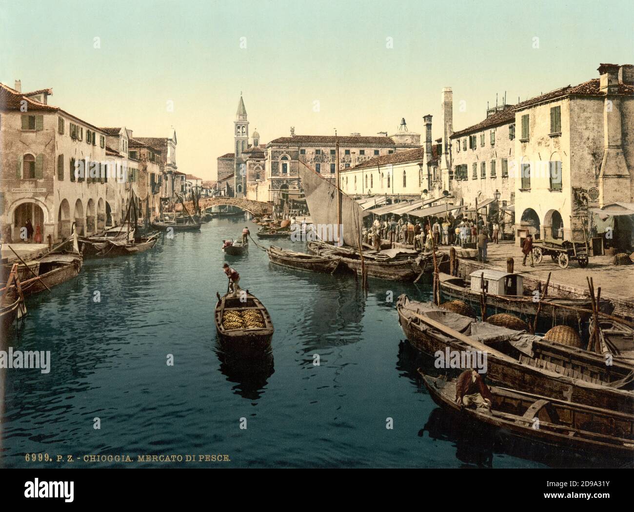 1895 ca. , CHIOGGIA , VENEZIA ,  ITALY : The  Mercato del Pesce  . Photocrom print colors edited by Detroit Publishing Co.  -  VENICE - VENETO -  ITALIA - FOTO STORICHE - HISTORY - GEOGRAFIA - GEOGRAPHY  - ARCHITETTURA - ARCHITECTURE  -     - ARTS - ARTE - canale   ----  Archivio GBB Stock Photo