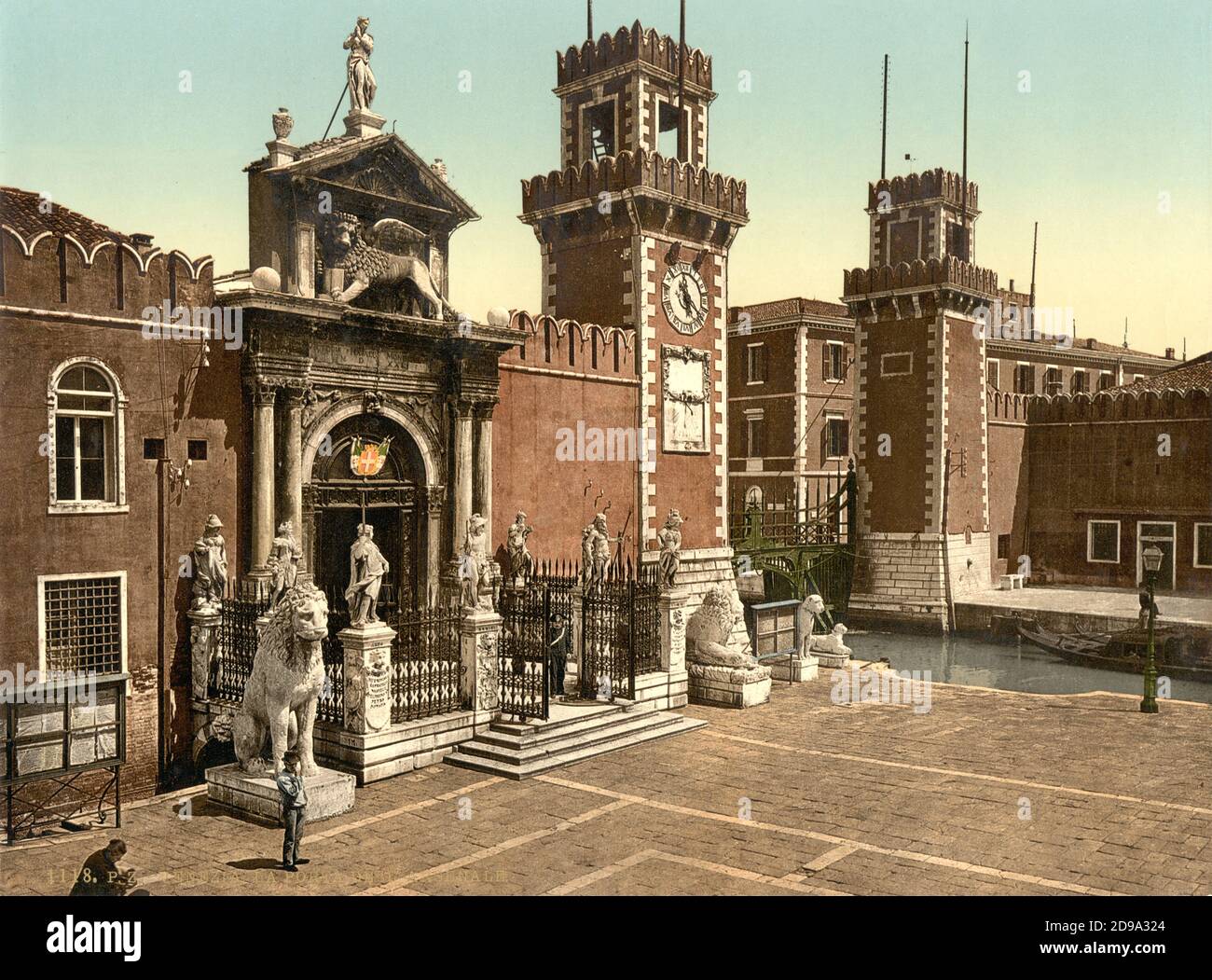 1895 ca. , VENEZIA ,  ITALY :  The Porta dell' ARSENALE . Photocrom print colors edited by Detroit Publishing Co.  -  VENICE - VENETO -  ITALIA - FOTO STORICHE - HISTORY - GEOGRAFIA - GEOGRAPHY  - ARCHITETTURA - ARCHITECTURE  -    -   ARTS - ARTE - canale   ----  Archivio GBB Stock Photo