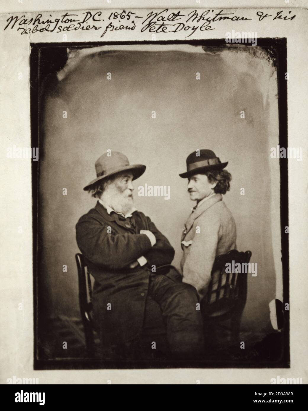 1865 , Washington DC , USA  : The most celebrated U.S.A. poet WALT WHITMAN ( 1819 - 1892 ) with his rebel soldier friend Pete Doyle - POESIA - POETA - POETRY - portrait - ritratto - hat - cappello - white bear - barba bianca - ancient older man - uomo anziano vecchio - LETTERATURA - LITERATURE - letterato - GAY - Homosexual - Homosexuality - omosessualità - LGBT  - Omosessuale - portrait - ritratto - PACIFIST - PACIFISTA - coppia - couple   ----  Archivio GBB Stock Photo