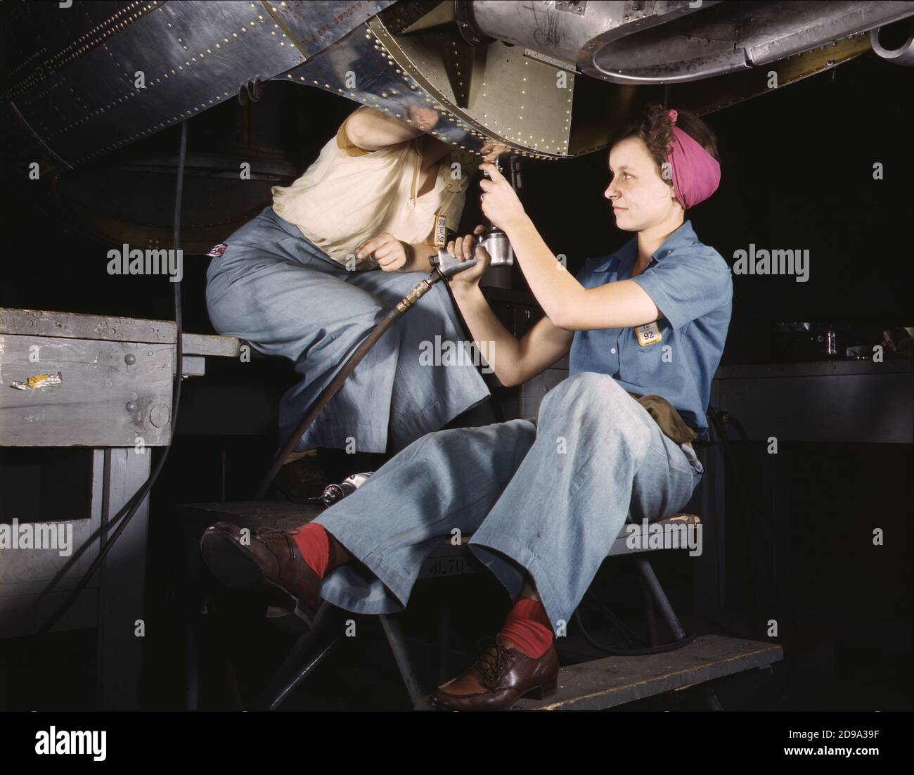 1942 , october , Long Beach, California , USA : Women at work on bomber,  Douglas Aircraft Company . Photo by Alfred T. Palmer for Farm Security Administration - Office of War Information . - WWII - WORLD WAR 2nd- SECONDA GUERRA MONDIALE - WW2nd - WW2 - foto storiche - foto storica  - USA - HISTORY PHOTOS - FABBRICA AVIAZIONE - BOMBARDIERE - AEREO - PLANE - AIRPLANE - AVIATION  - AIR FORCE  - AVIAZIONE - AIRPLANES - PLANES - AEROPLANI - AEROPLANO - AVIAZIONE - STOCK - ANNI QUARANTA - 40's - '40 - CLASSE OPERAIA - operaie - WORKING CLASS - workers - factory - fabbrica - INDUSTRIA - INDUSTRY - s Stock Photo