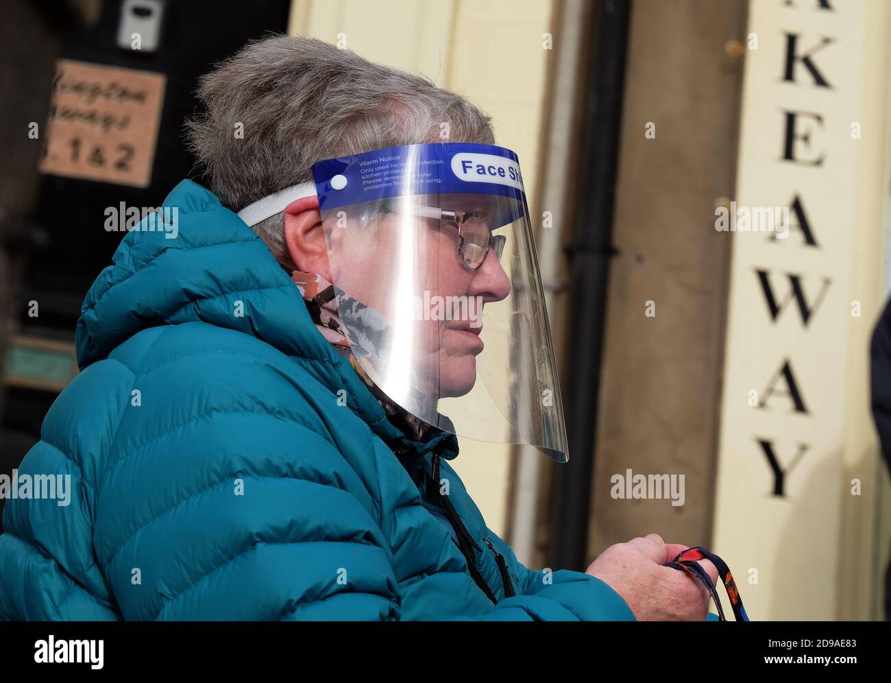 Old lady shopping hi-res stock photography and images - Alamy