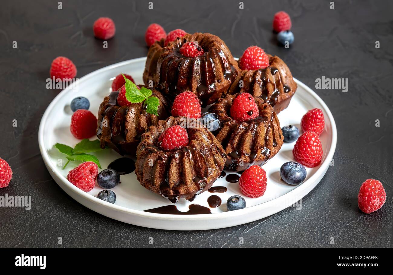 Mini chocolate cakes with chocolate and fresh berries Stock Photo - Alamy