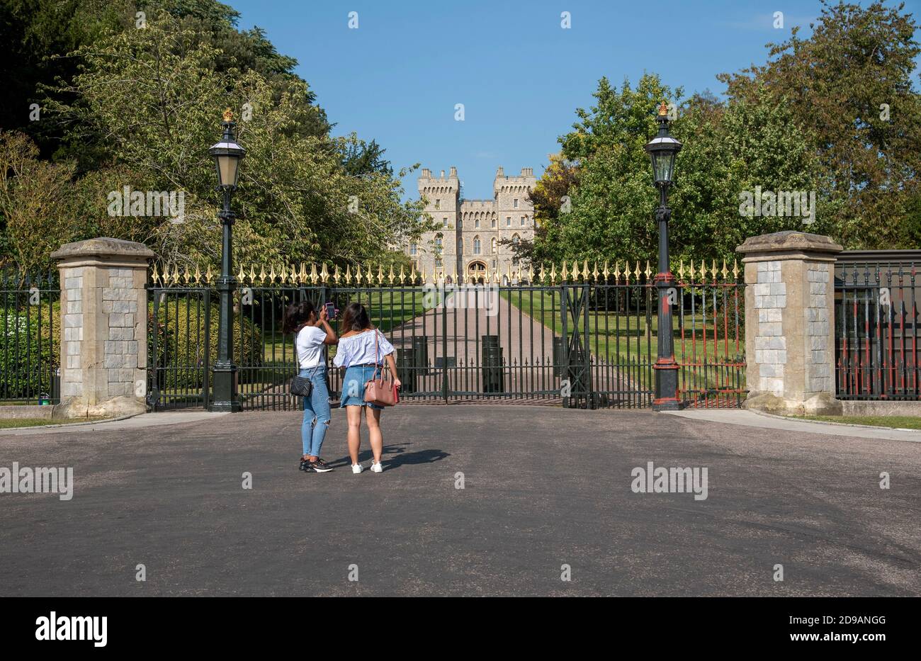 Windsor, Berkshire, England, UK. 2020. Visitors looking towards Windsor Castle and the George VI Gateway and visitors apartments from the Long Walk. Stock Photo