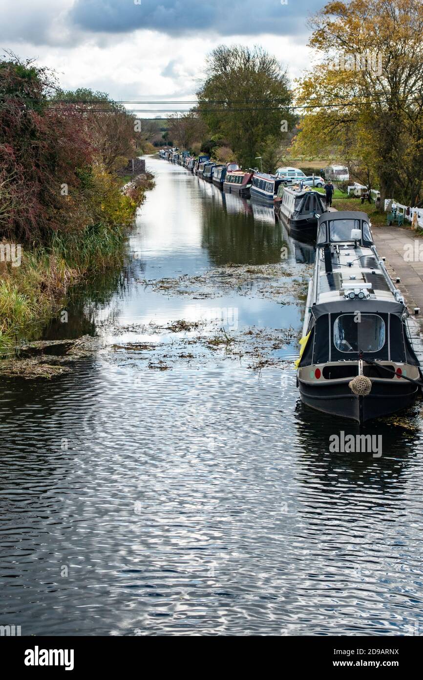 Canal mooring hi-res stock photography and images - Alamy